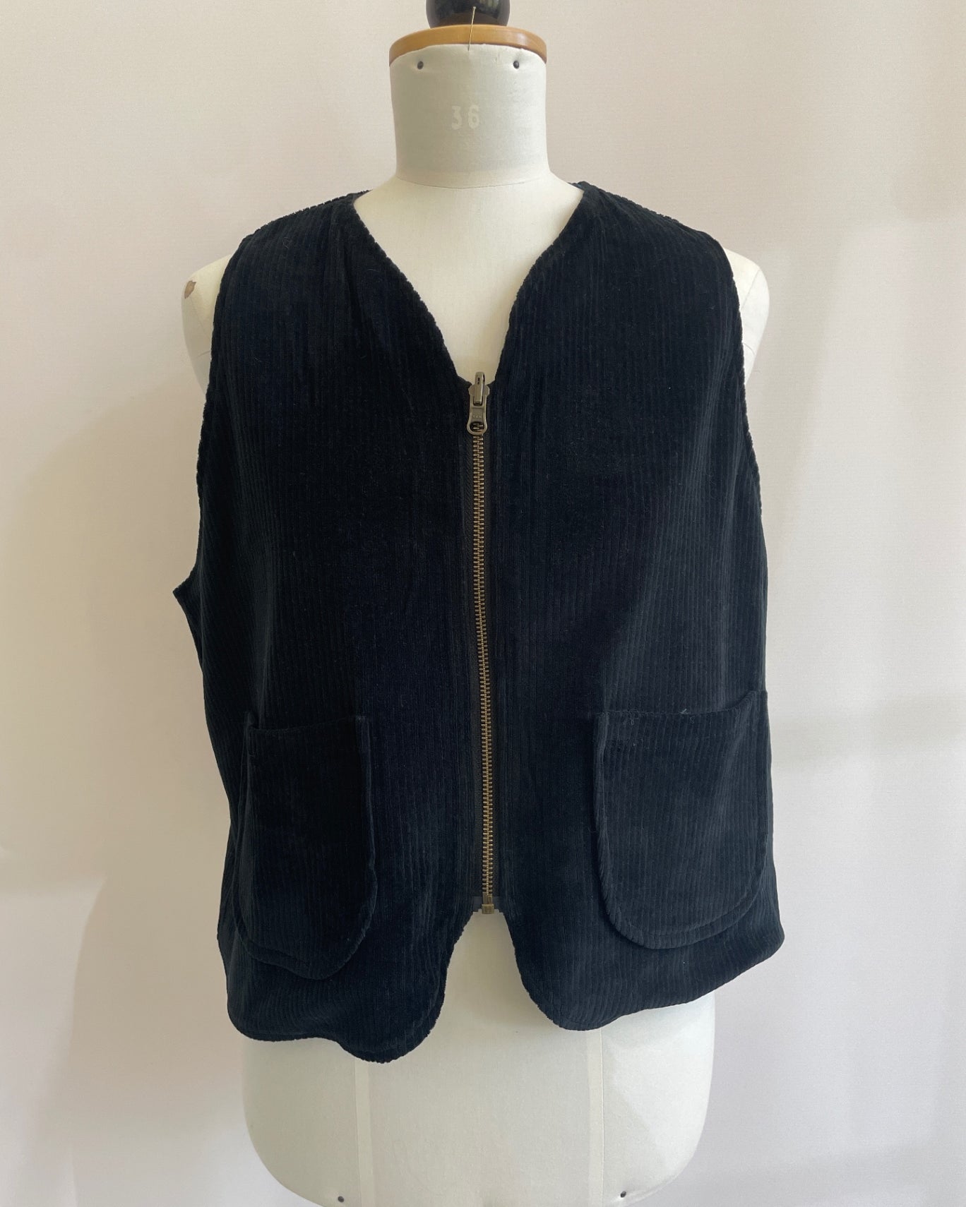 Waltraut | Gefütterte Weste mit Wendereißverschluss | Velvetcord schwarz/Motten | Größe L/XL | Second Love