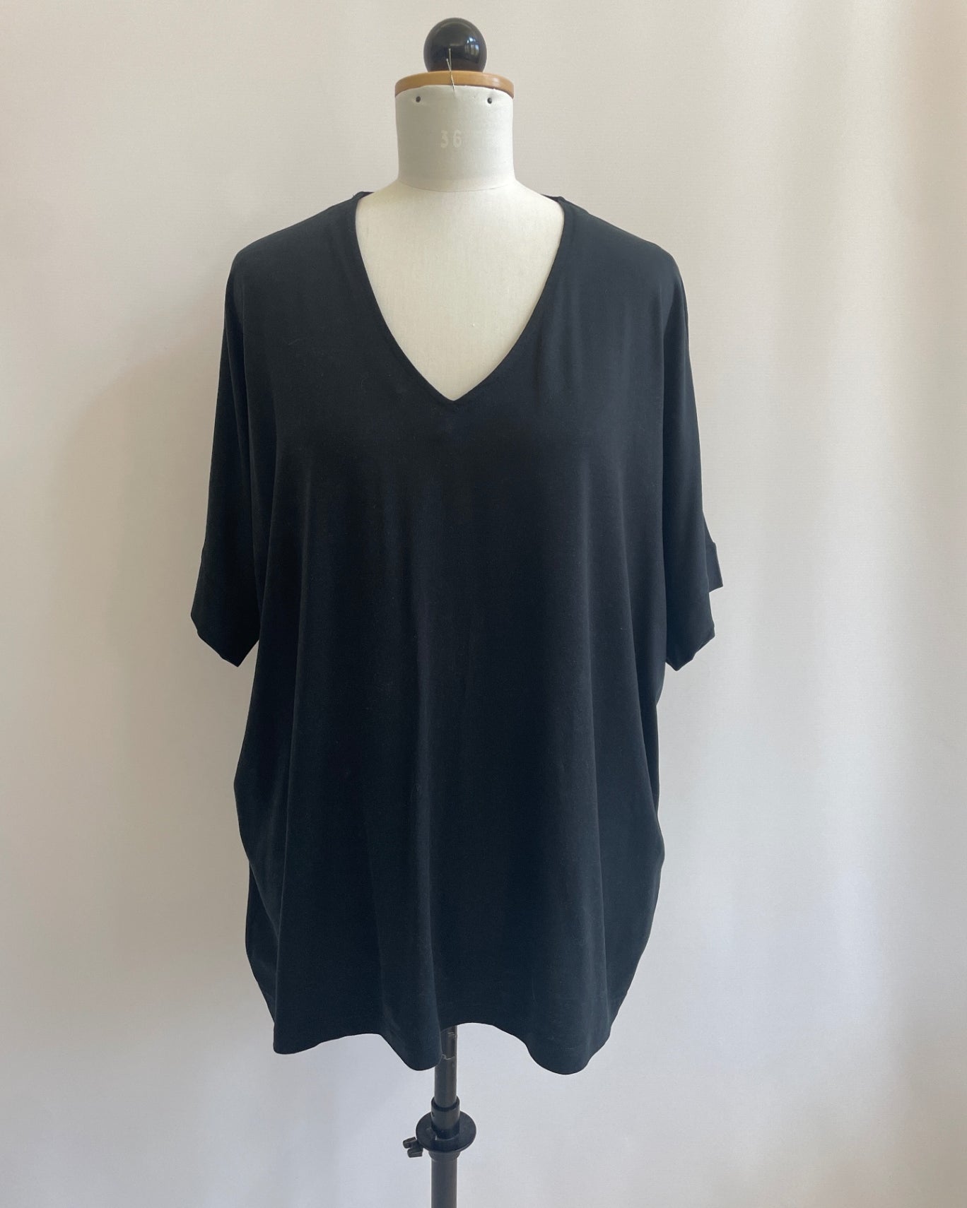 Ophelia | Oberteil mit V-Ausschnitt | Tenceljersey schwarz | Größe XL | Second Love