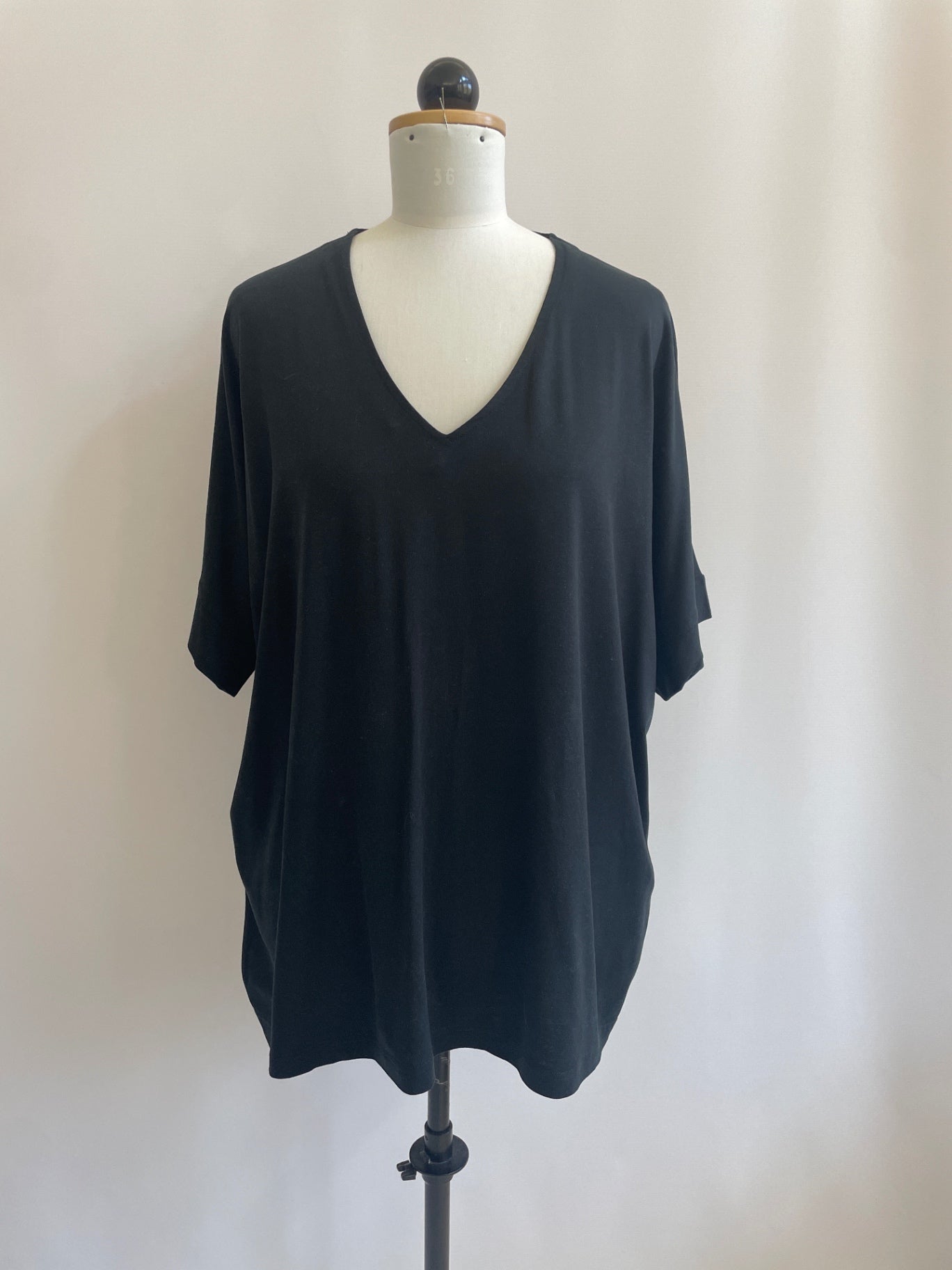 Ophelia | Oberteil mit V-Ausschnitt | Tenceljersey schwarz | Größe XL | Second Love