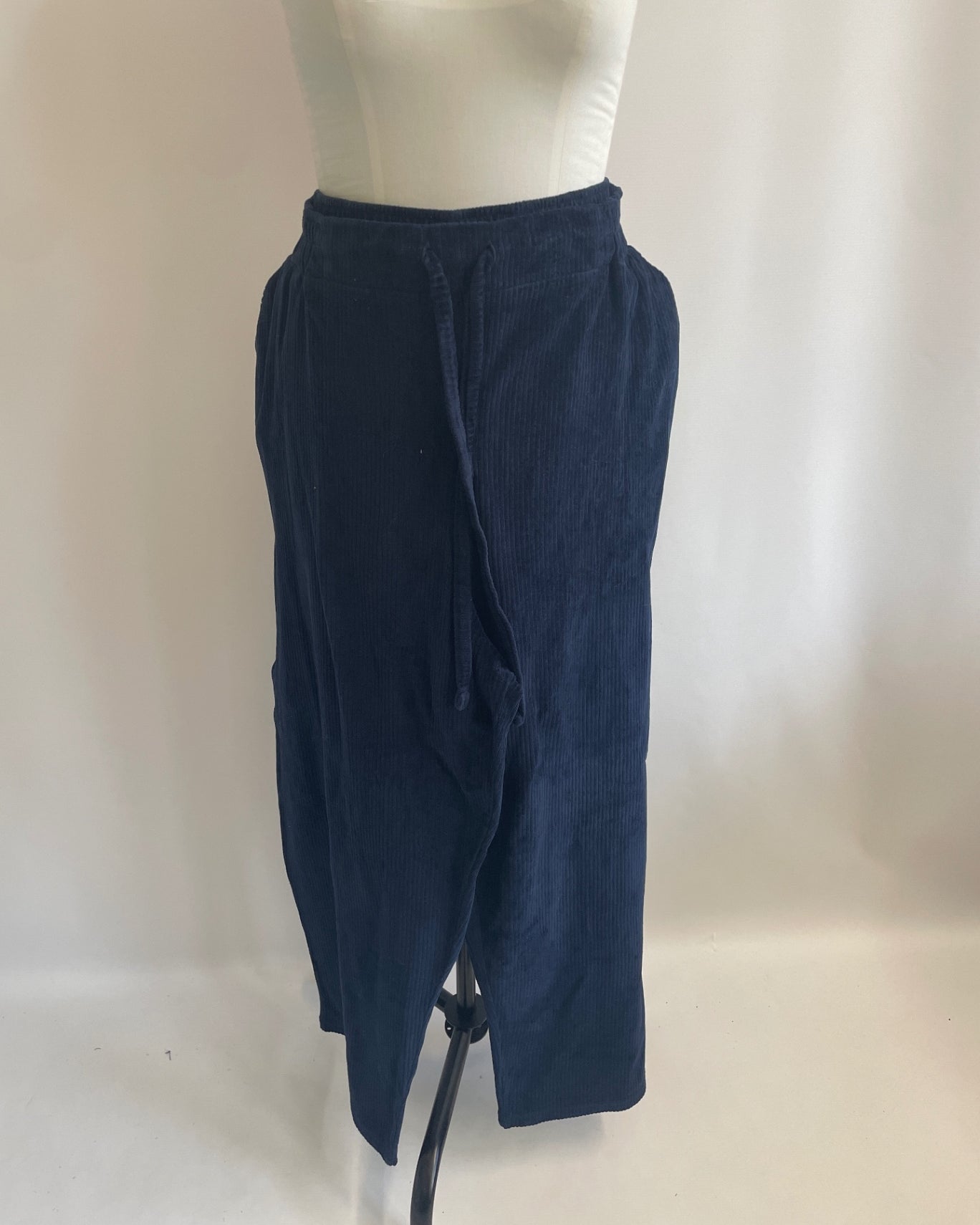 Hose Holly | Hose mit Bindeband und weitem Bein | Velvetcord dunkelblau | Größe 4XL | Second Love