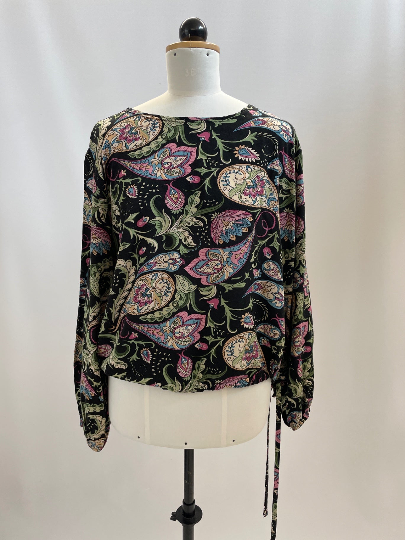 Greta | Oberteil mit Bindeband | Paisley schwarz | Größe XXL | Second Love