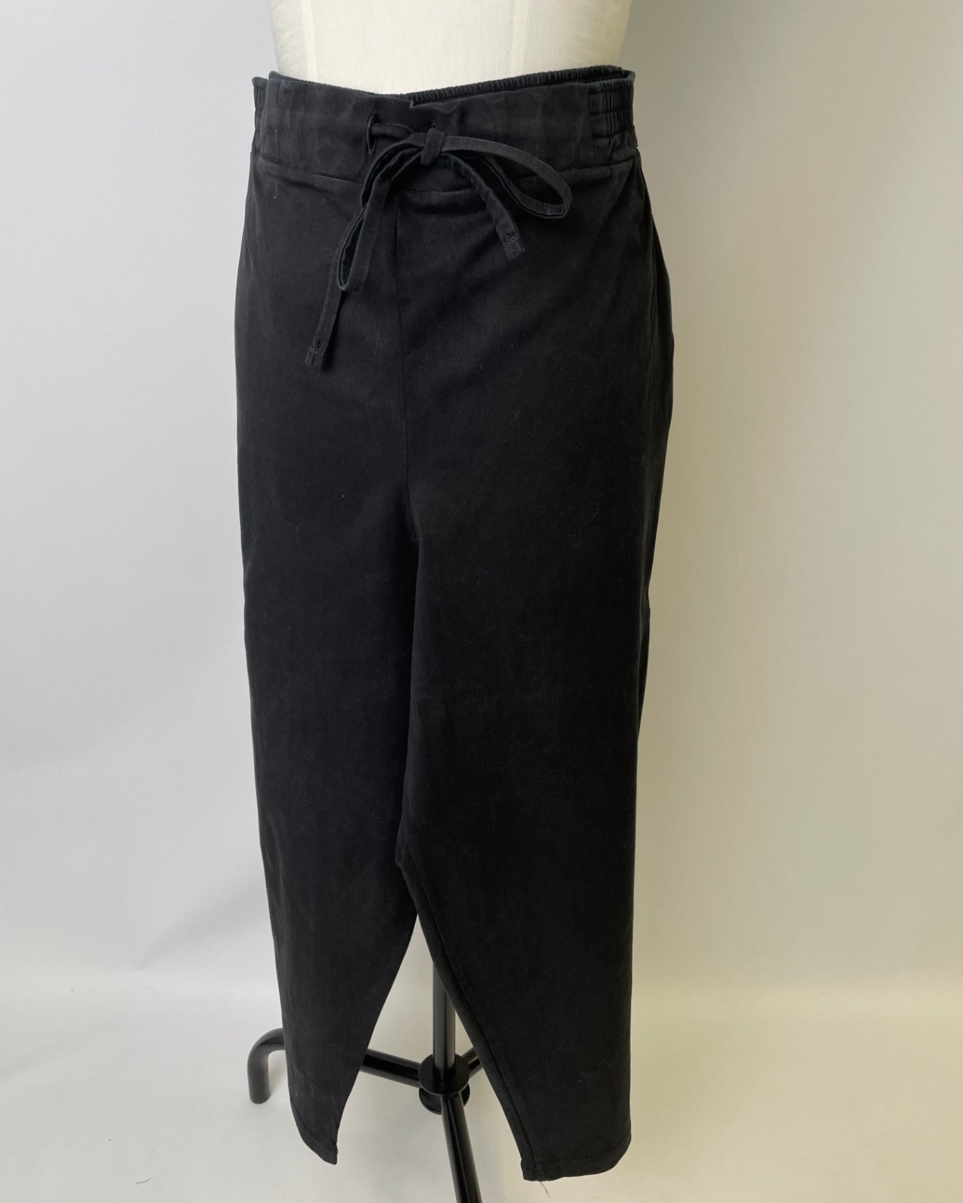 Holly | Hose schmales Bein | Tenceltwill schwarz Größe 4XL/Bund 5XL Länge - 5cm | Second Love