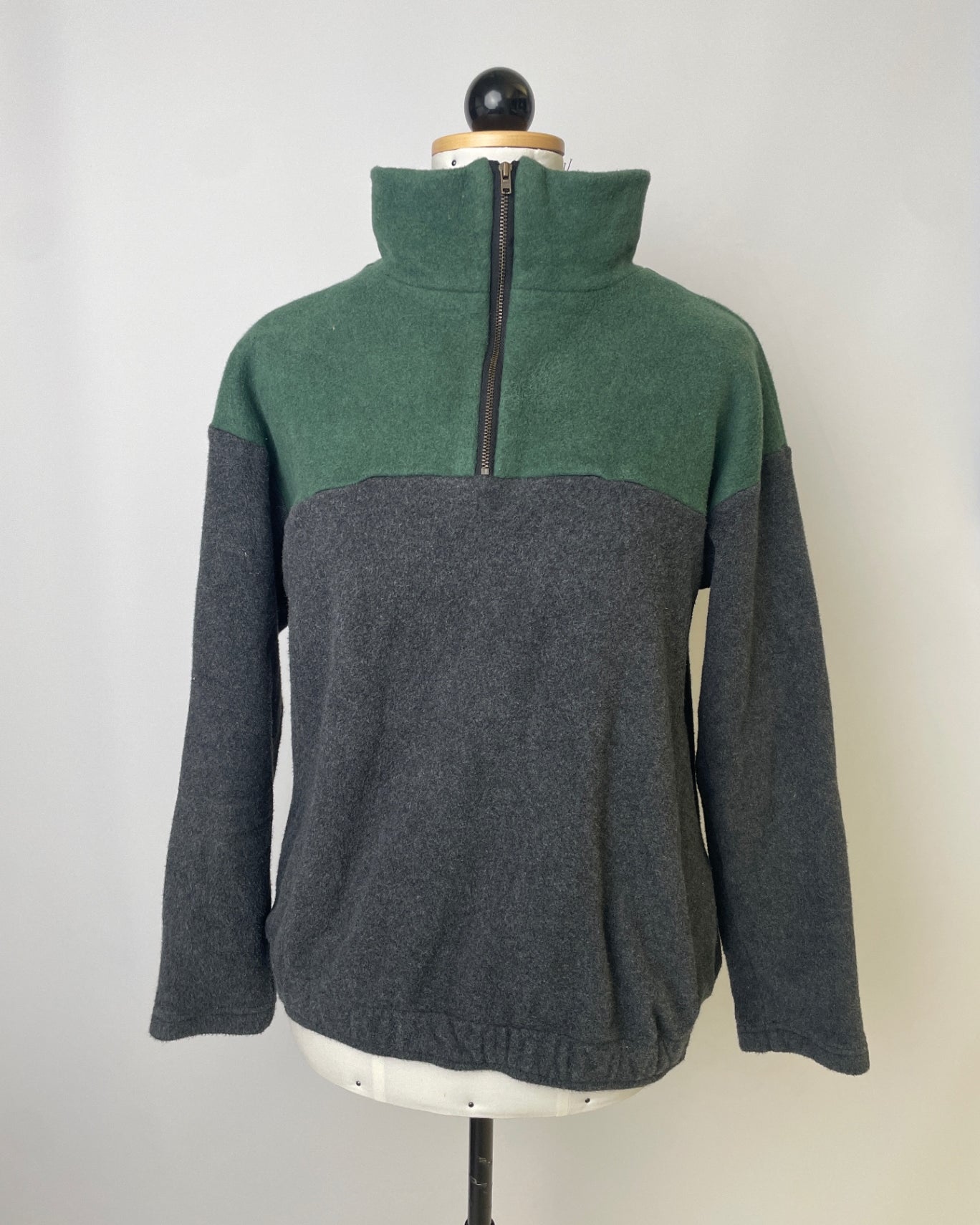 Paul | Zipp-Pullover Fleece waldgrün/dunkelgrau | Größe M | Second Love