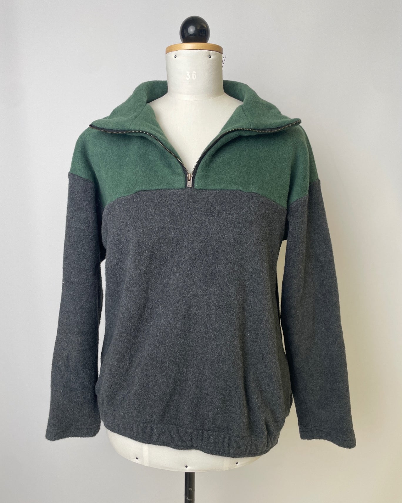 Paul | Zipp-Pullover Fleece waldgrün/dunkelgrau | Größe M | Second Love