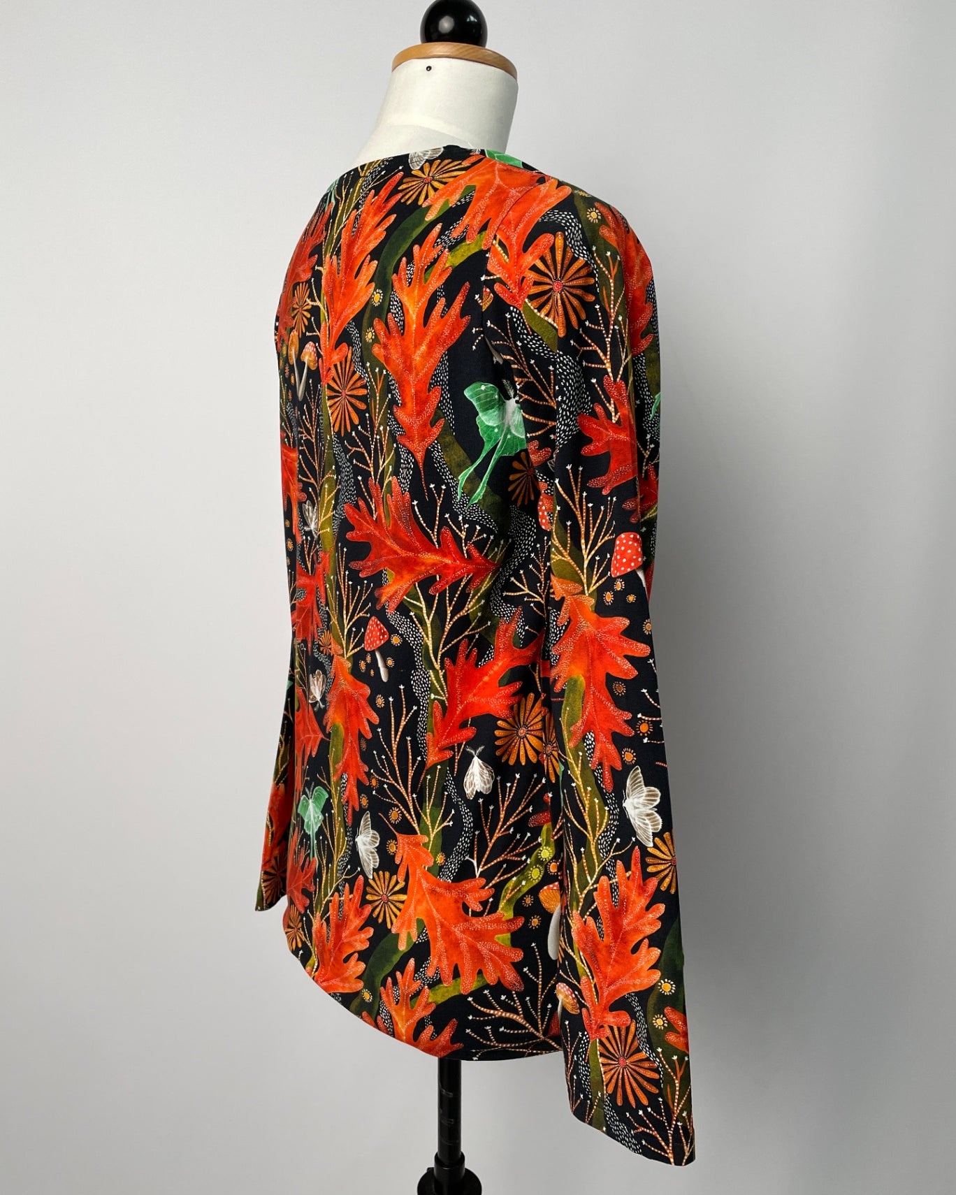 Bina | Enganliegendes Basicshirt | Muster elastisch Herbstblätter (Jersey) | Größe M Ärmel +4cm | Second Love