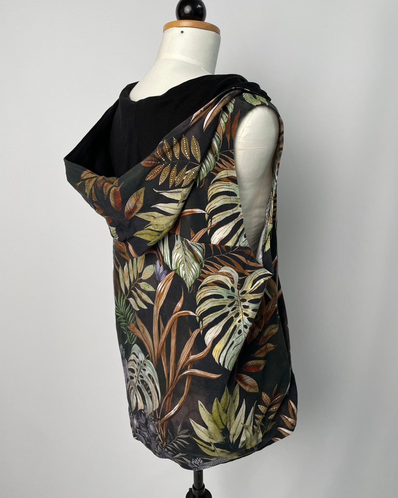 Wilhelm | Lockere Weste mit Zipper | Mit Kapuze | Muster elastisch Plantlover, Kapuze innen Tencelsweat schwarz | Größe S ohne Gummibund | Second Love