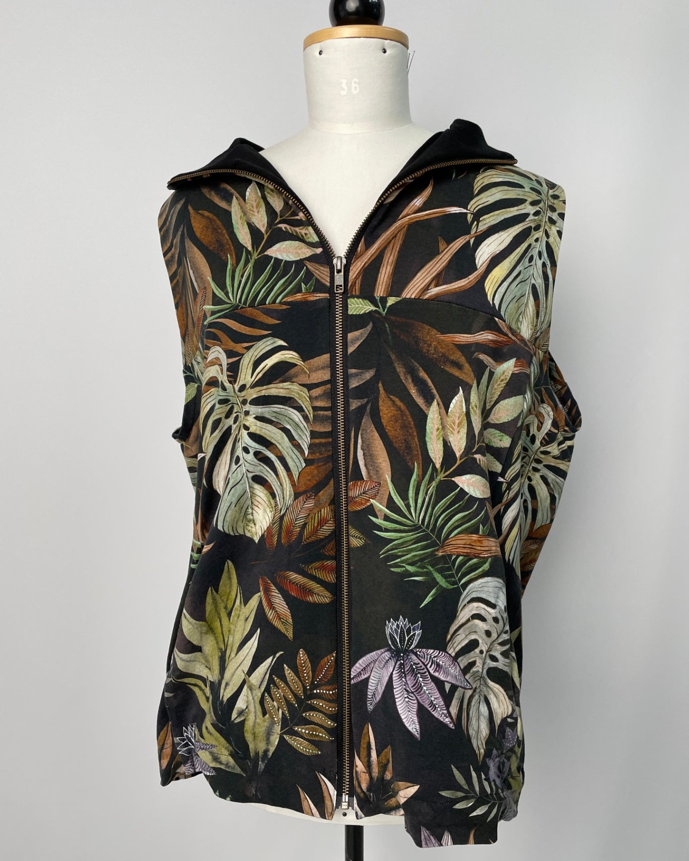 Wilhelm | Lockere Weste mit Zipper | Mit Kapuze | Muster elastisch Plantlover, Kapuze innen Tencelsweat schwarz | Größe S ohne Gummibund | Second Love