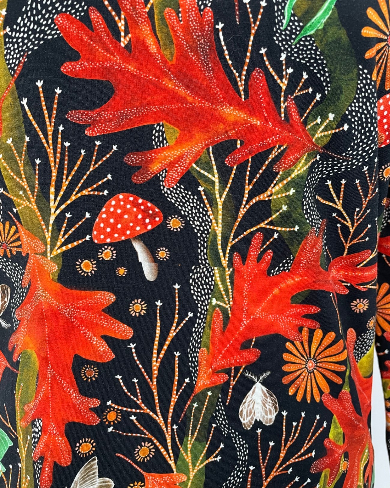 Bina | Enganliegendes Basicshirt | Muster elastisch Herbstblätter (Jersey) | Größe M Ärmel +4cm | Second Love