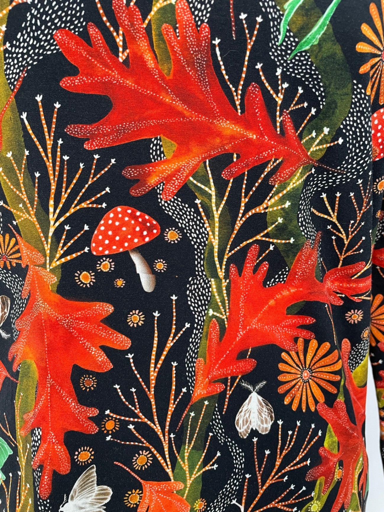 Bina | Enganliegendes Basicshirt | Muster elastisch Herbstblätter (Jersey) | Größe M Ärmel +4cm | Second Love