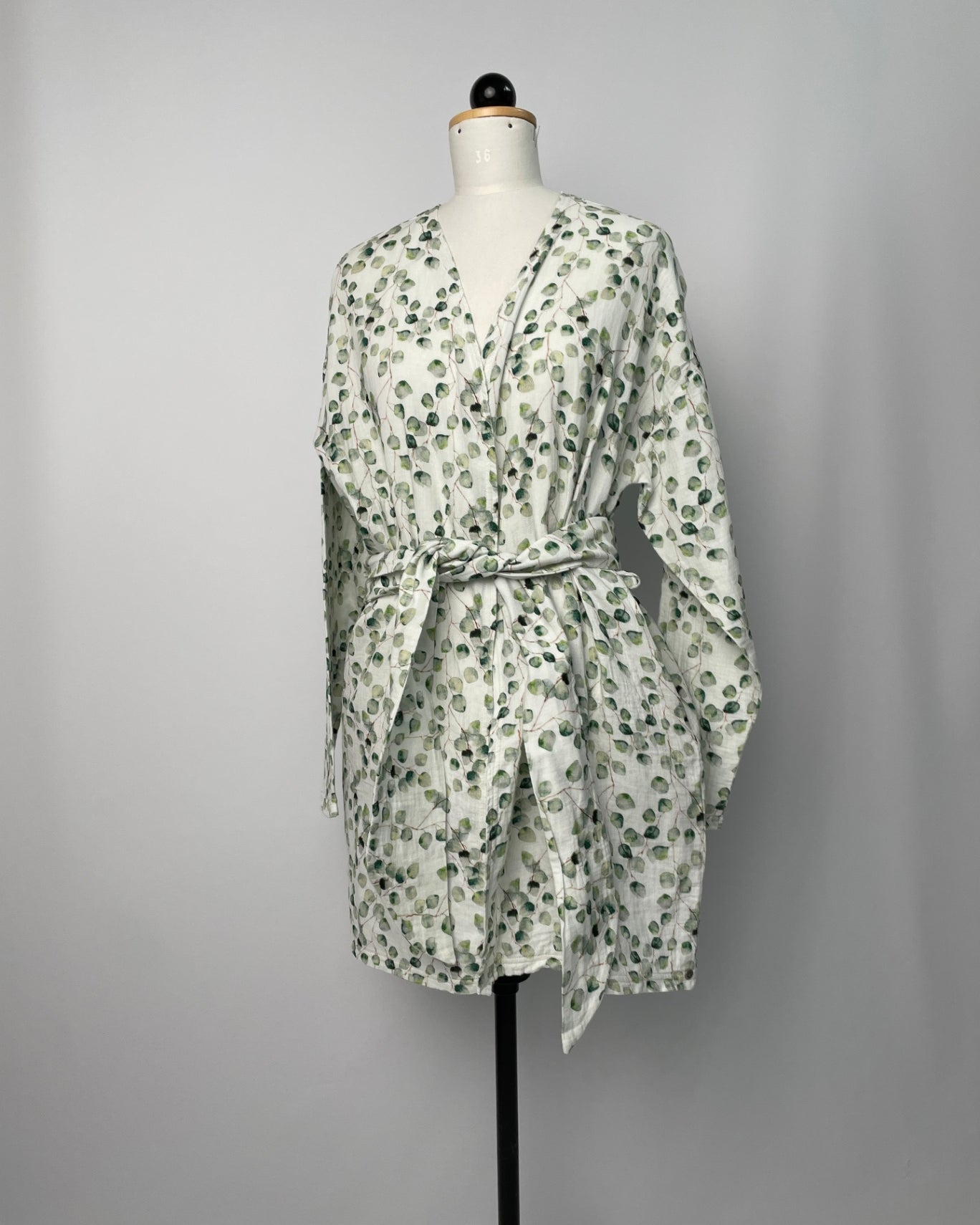 Cora | Cardigan mit Gürtel | Musselin Eukalyptus Print | Größe M +10cm und Ärmel +5cm | Second Love