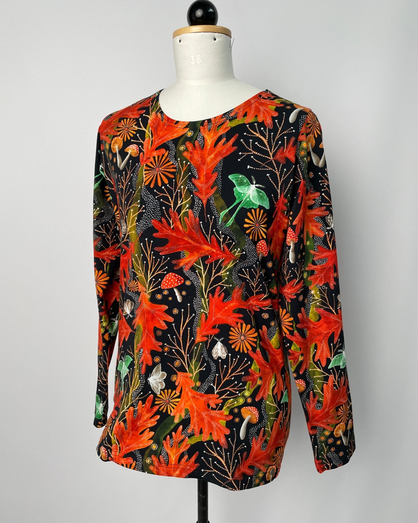 Bina | Enganliegendes Basicshirt | Muster elastisch Herbstblätter (Jersey) | Größe M Ärmel +4cm | Second Love