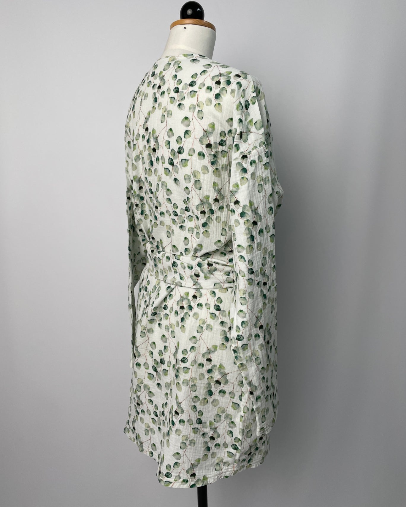 Cora | Cardigan mit Gürtel | Musselin Eukalyptus Print | Größe M +10cm und Ärmel +5cm | Second Love