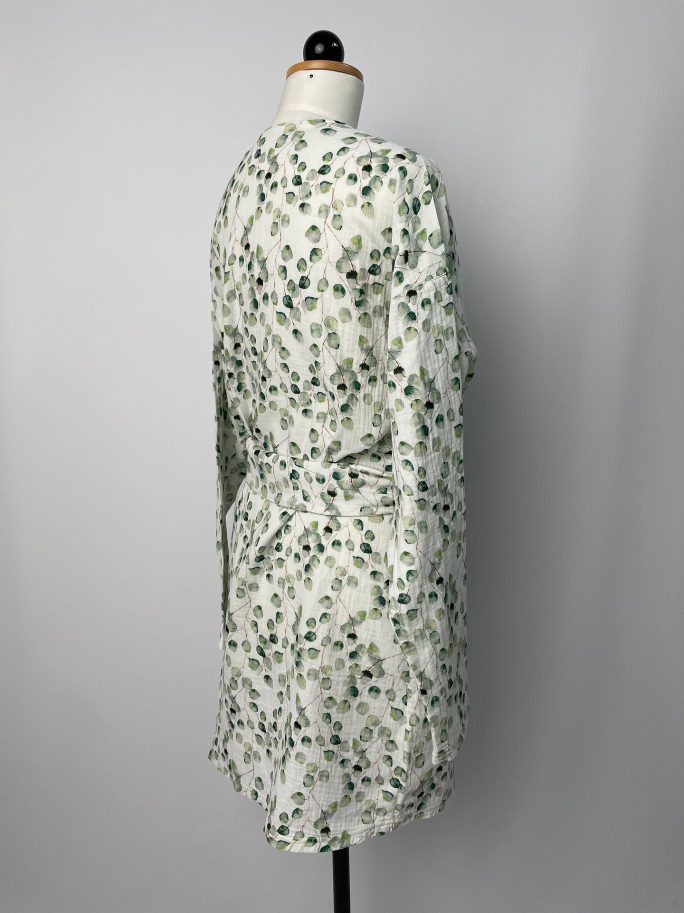 Cora | Cardigan mit Gürtel | Musselin Eukalyptus Print | Größe M +10cm und Ärmel +5cm | Second Love