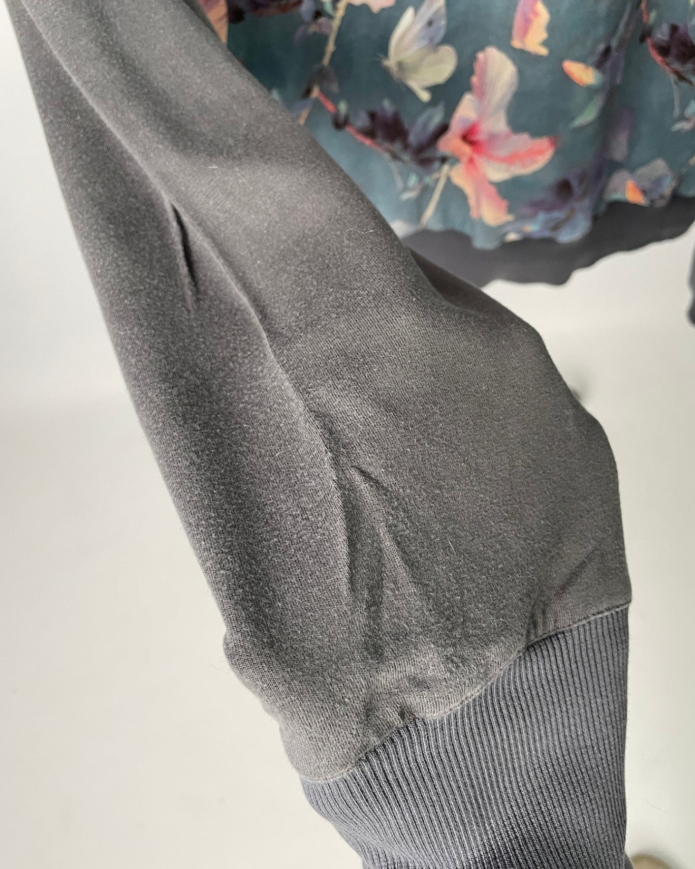 Sophie | Colorblocking-Sweater | Muster elastisch 'Hibiskus'/Tencelsweat grau | Größe XS | Second Love