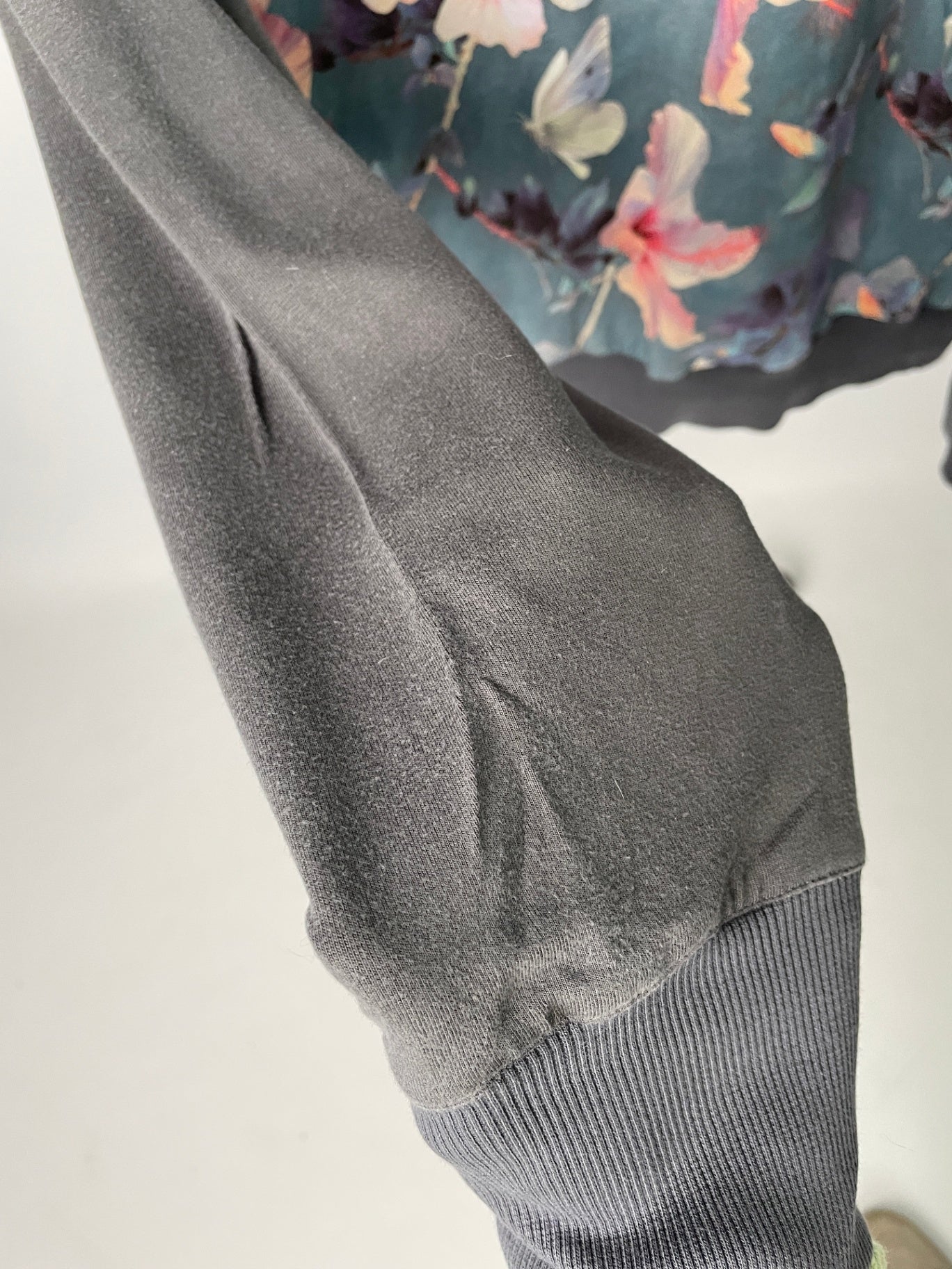 Sophie | Colorblocking-Sweater | Muster elastisch 'Hibiskus'/Tencelsweat grau | Größe XS | Second Love