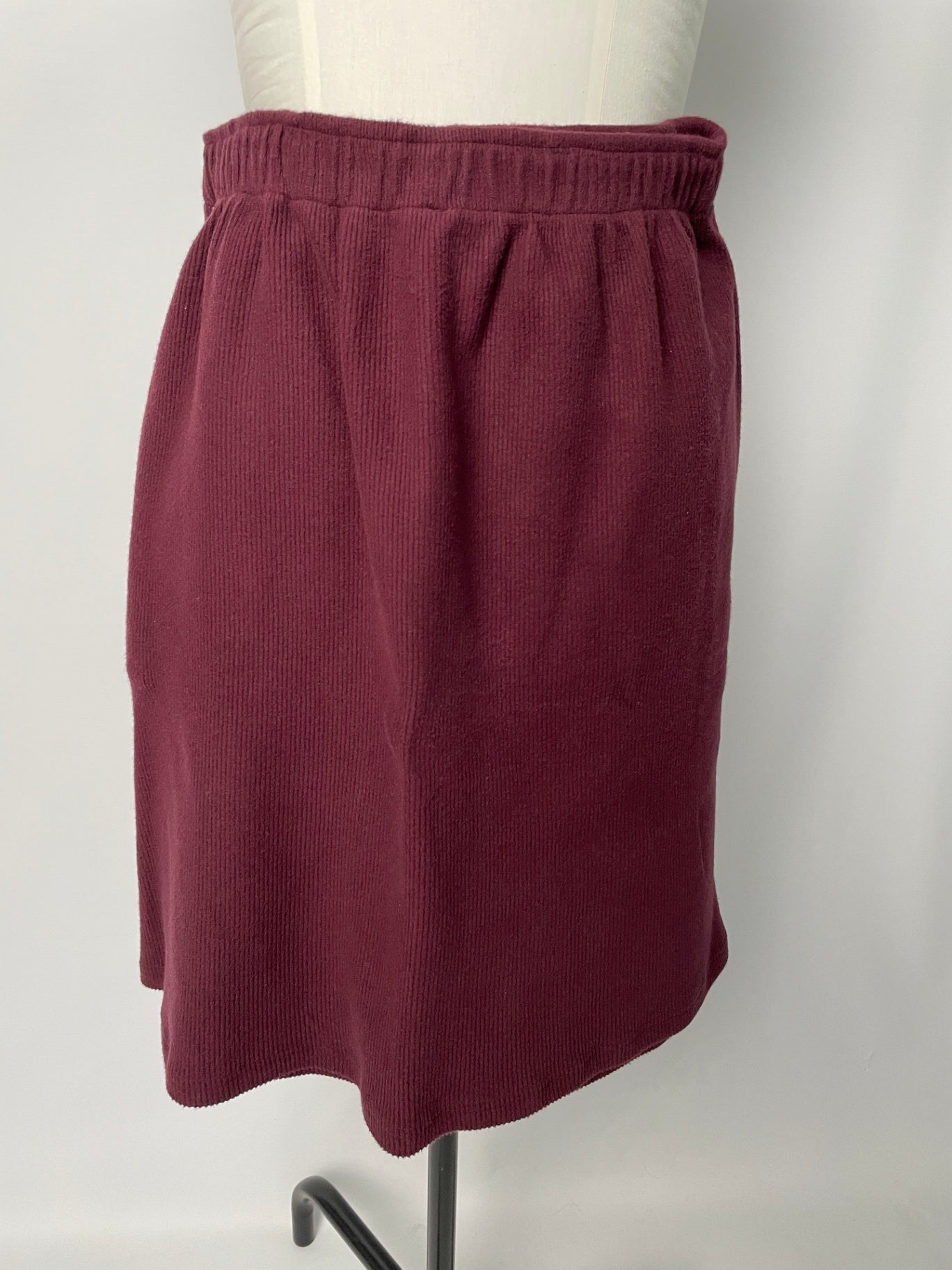 Rieke | Knielanger, lockerer Rock | Cordsweat Pflaume | Größe M | Second Love