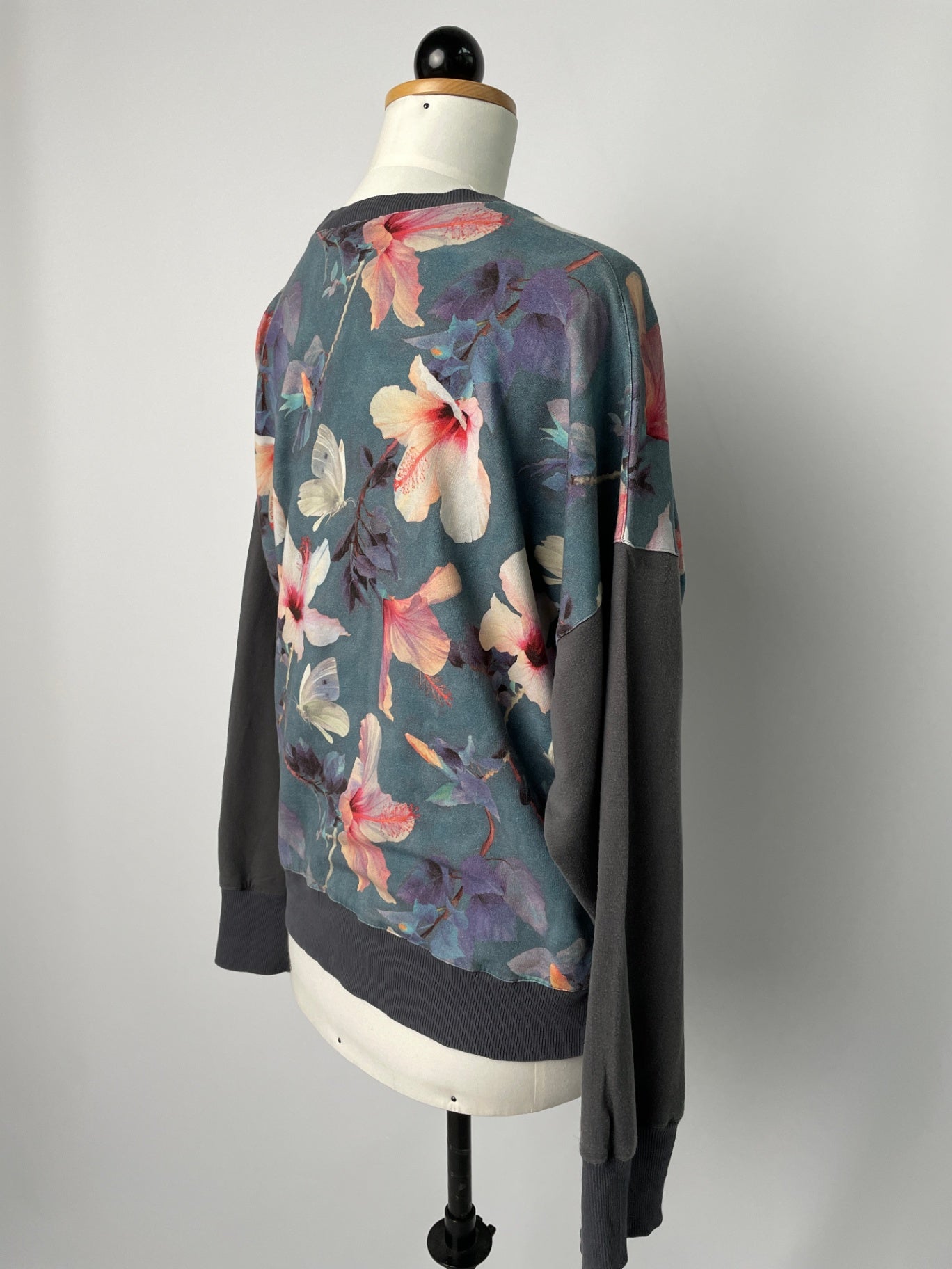 Sophie | Colorblocking-Sweater | Muster elastisch 'Hibiskus'/Tencelsweat grau | Größe XS | Second Love