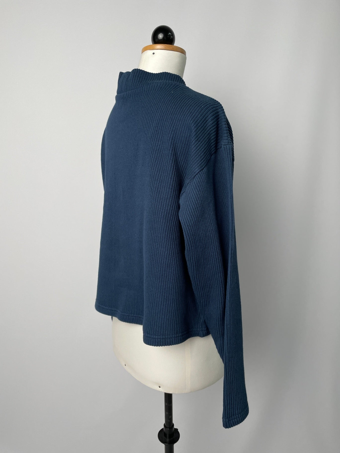 Janne | Kurze Jacke mit Knöpfen | Bio-Baumwollstrick blau | Größe L | Second Love