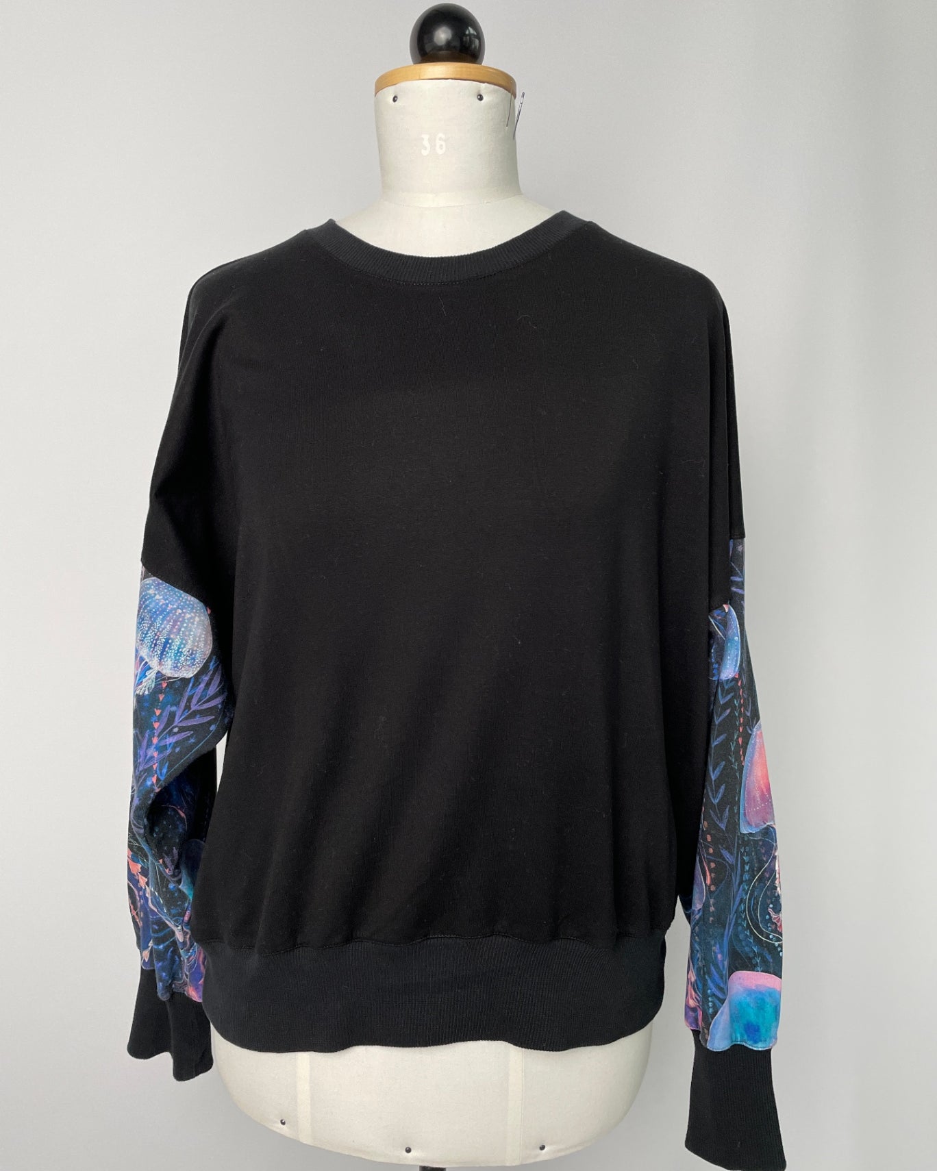 Sophie | Colorblocking-Sweater | Tencelsweat schwarz/Muster elastisch 'Qualle' | Größe XXS | Second Love