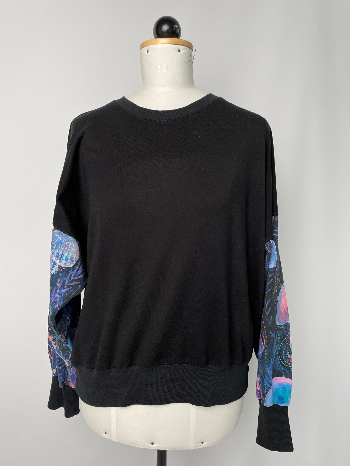 Sophie | Colorblocking-Sweater | Tencelsweat schwarz/Muster elastisch 'Qualle' | Größe XXS | Second Love