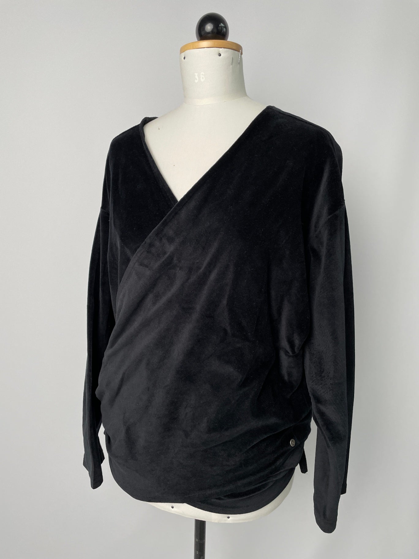 Winja | Langärmlige Wickelbluse | Velvet schwarz | Größe 2 | Second Love