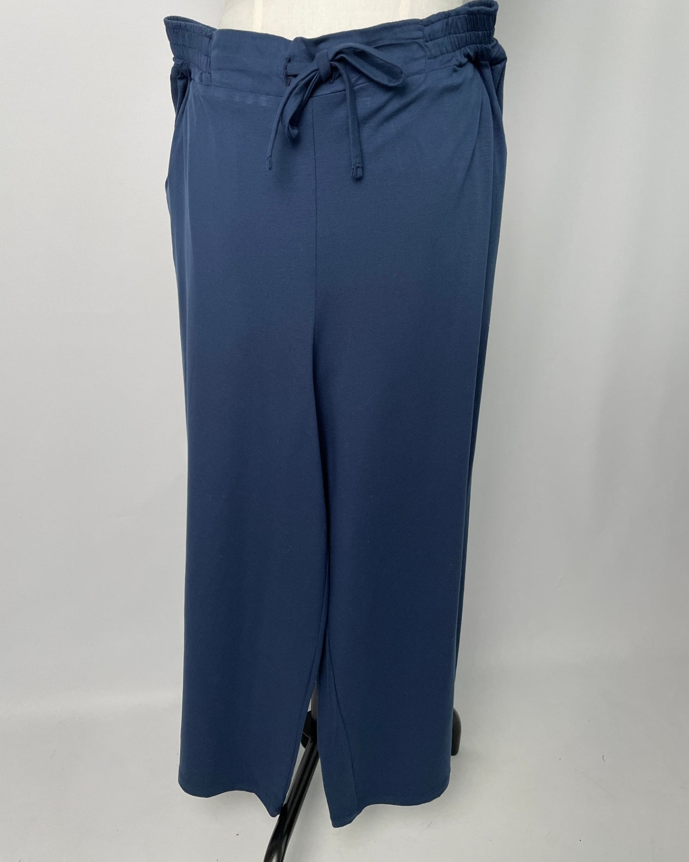 Holly | Hose mit Bindeband & schmalem Bein | Tenceljersey dunkelblau | Größe XL -10 cm | Second Love