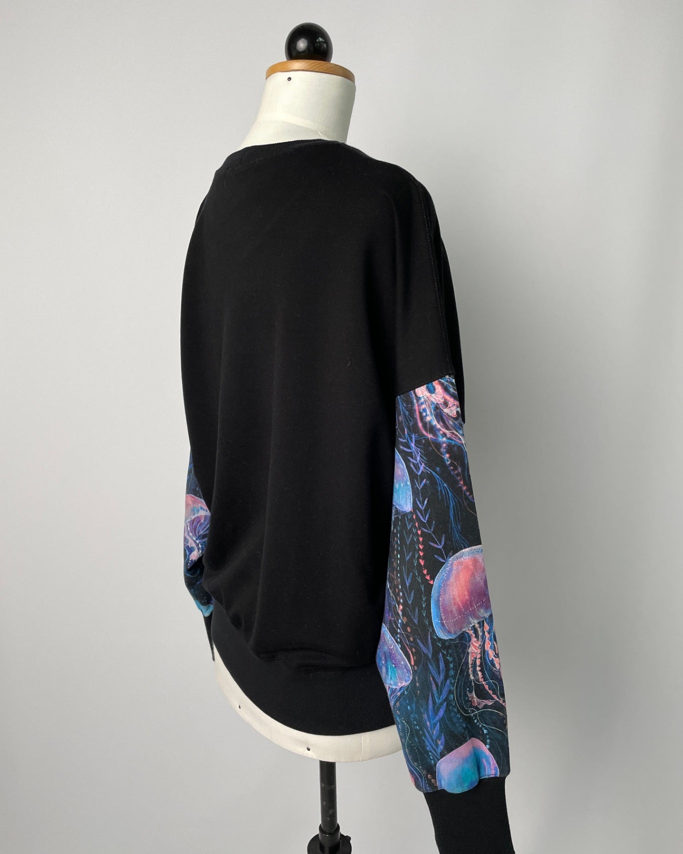 Sophie | Colorblocking-Sweater | Tencelsweat schwarz/Muster elastisch 'Qualle' | Größe XXS | Second Love