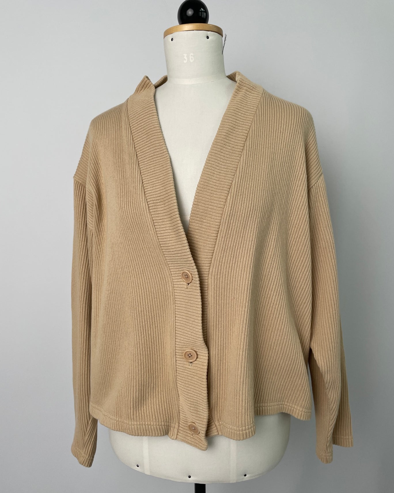 Janne | Kurze Jacke mit Knöpfen | Bio-Baumwollstrick sand | Größe XXXL | Second Love