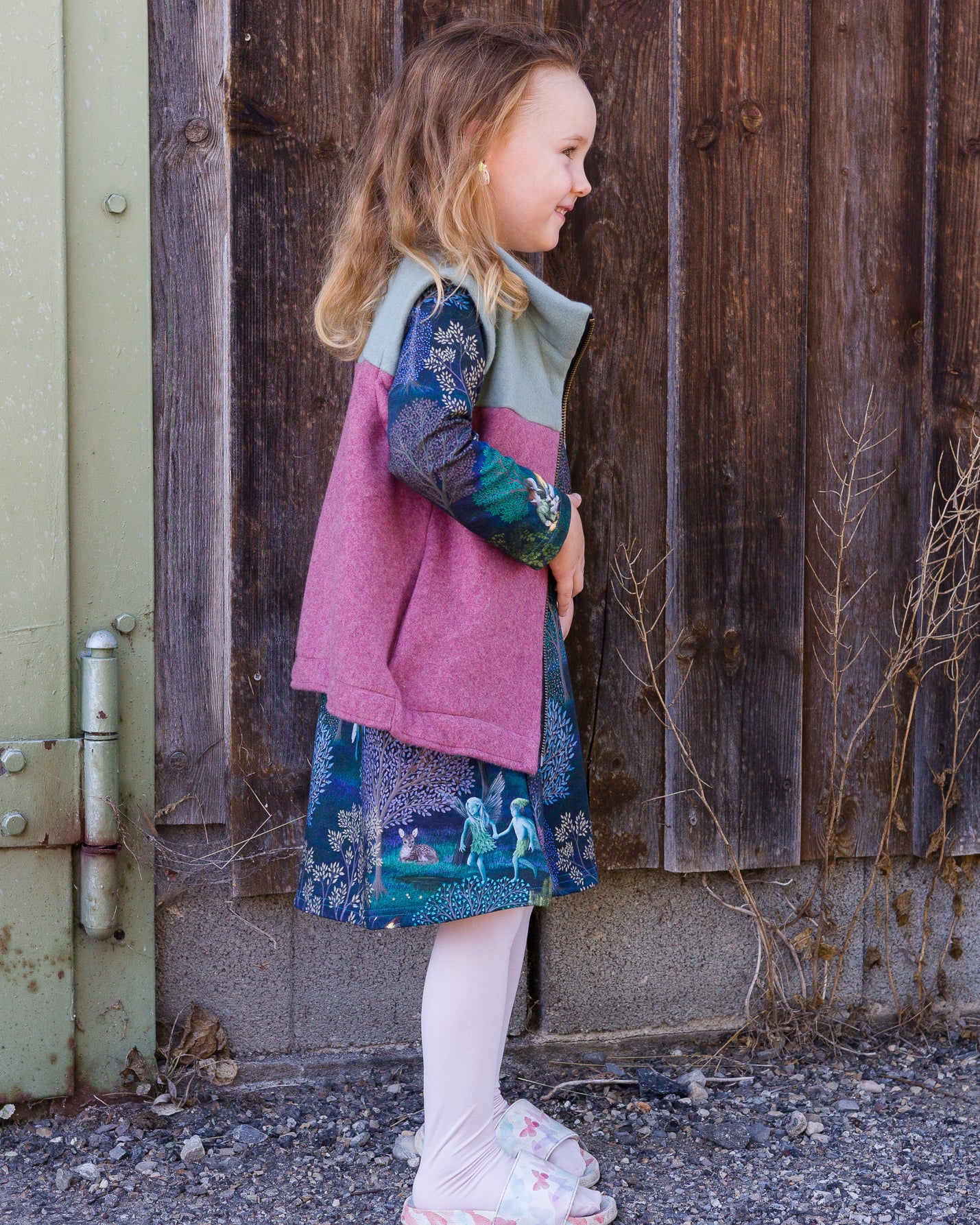 Ronja ist auf dem Foto fast 5 Jahre alt und trägt 'Adam' Größe 110/116 und 'Willi' Fleece Größe 110/116