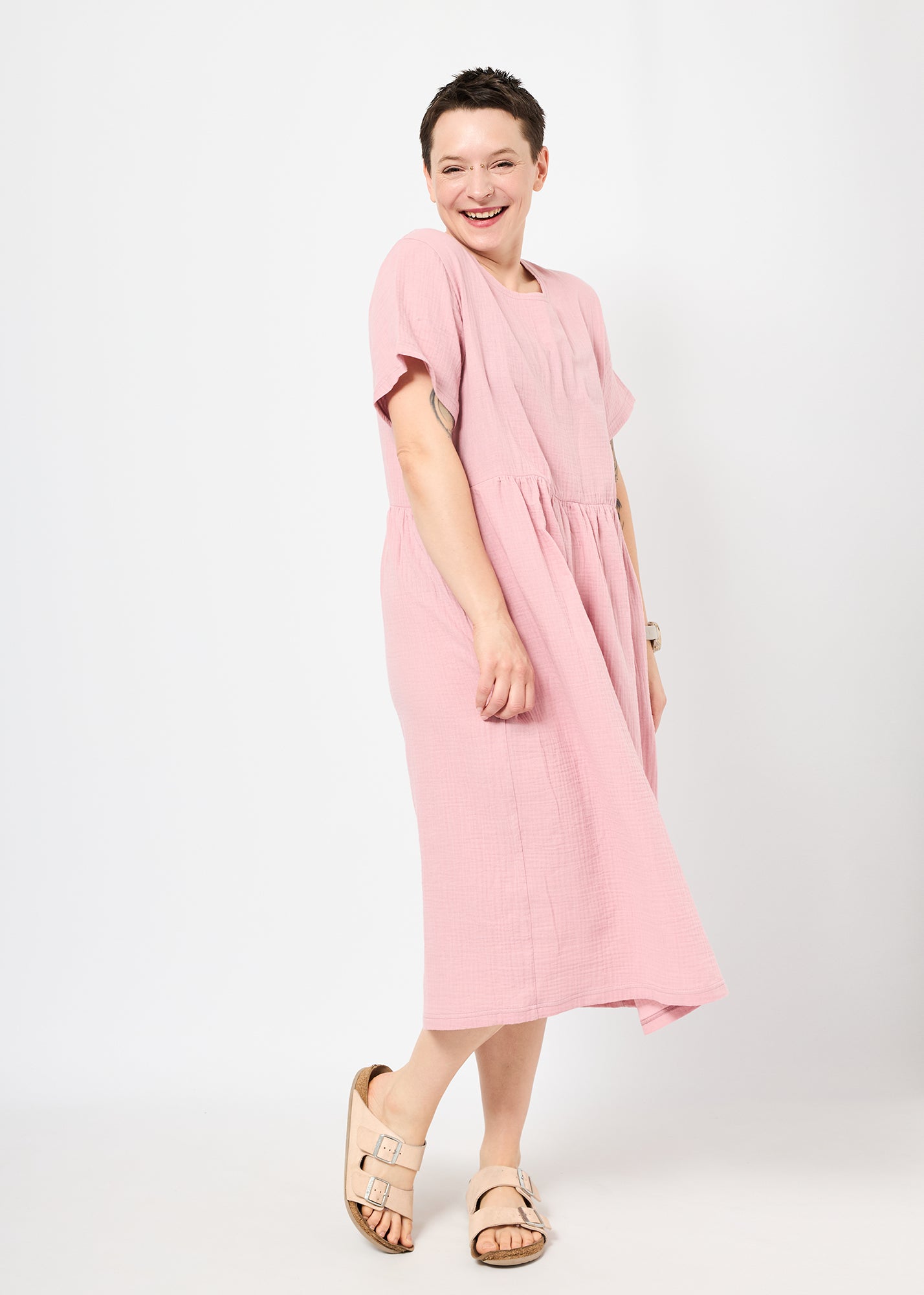 Melly trägt auf dem Foto 'Belinda' Größe M, Musselin 'altrosa'