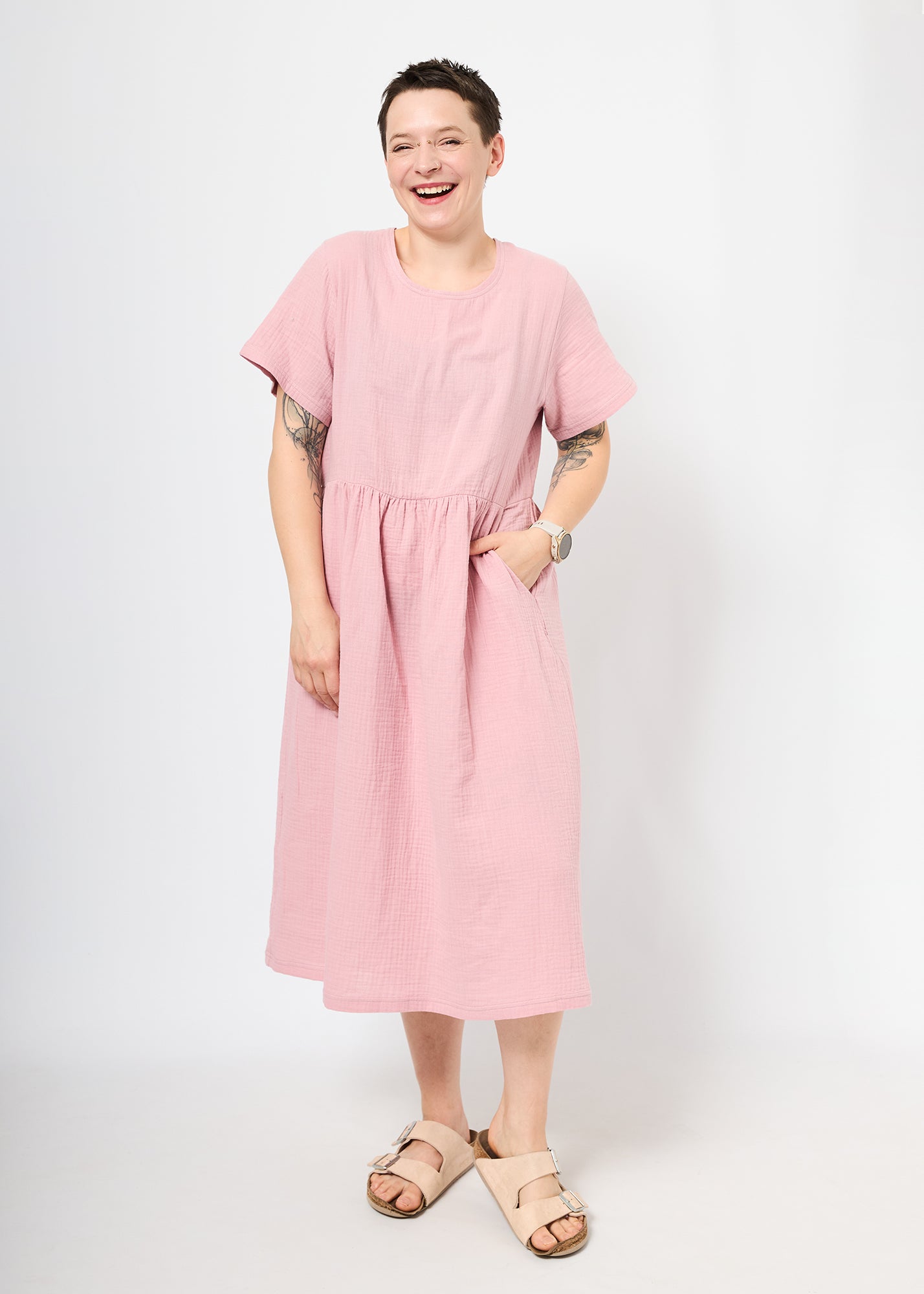 Melly trägt auf dem Foto 'Belinda' Größe M, Musselin 'altrosa'