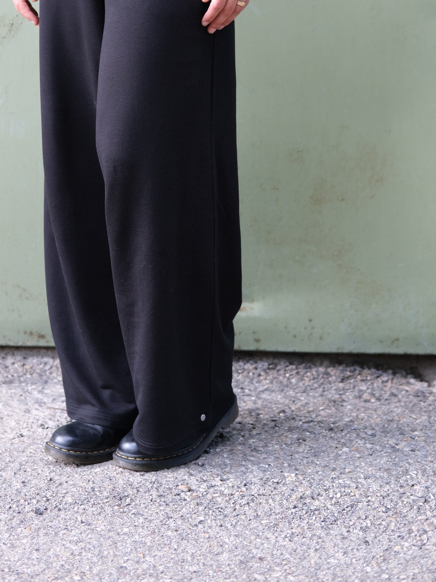 Melly trägt auf dem Foto 'Marlene' Größe M, Tencelsweat schwarz