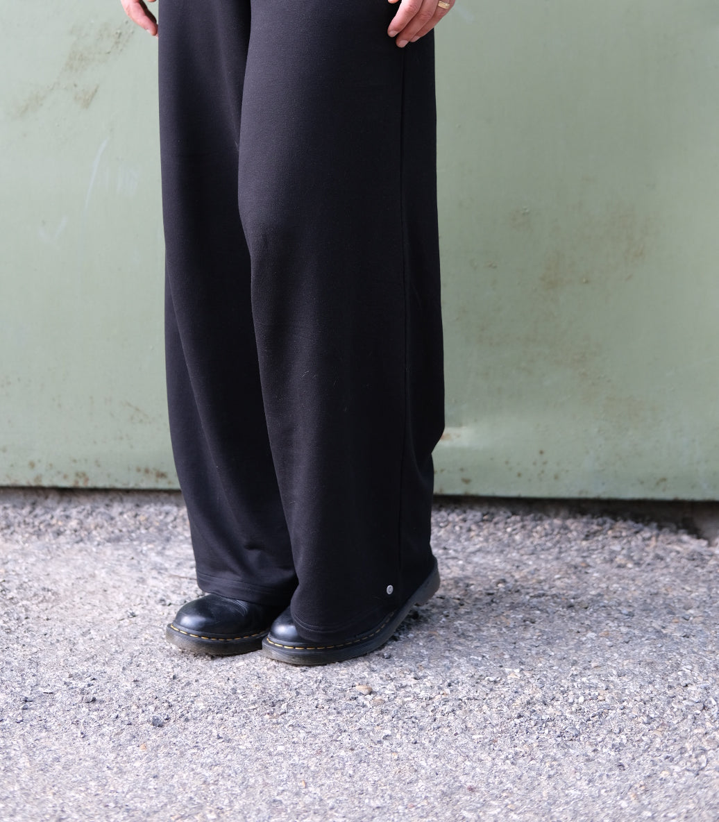 Melly trägt auf dem Foto 'Marlene' Größe M, Tencelsweat schwarz