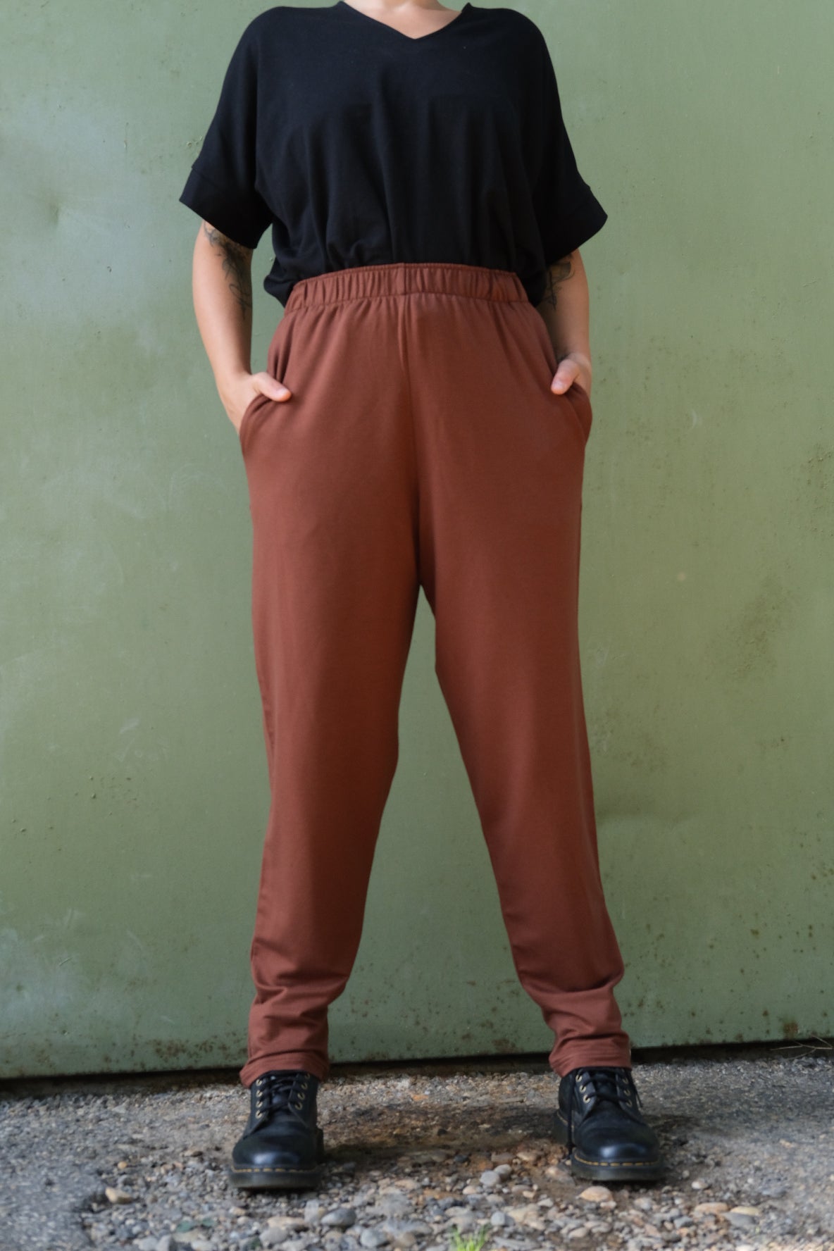 Melly trägt auf dem Foto 'Karo' Größe M, Tencelsweat nuss