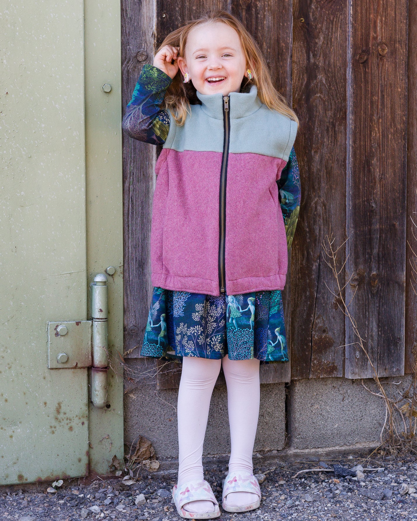 Ronja ist auf dem Foto fast 5 Jahre alt und trägt 'Adam' Größe 110/116 und 'Willi' Fleece Größe 110/116