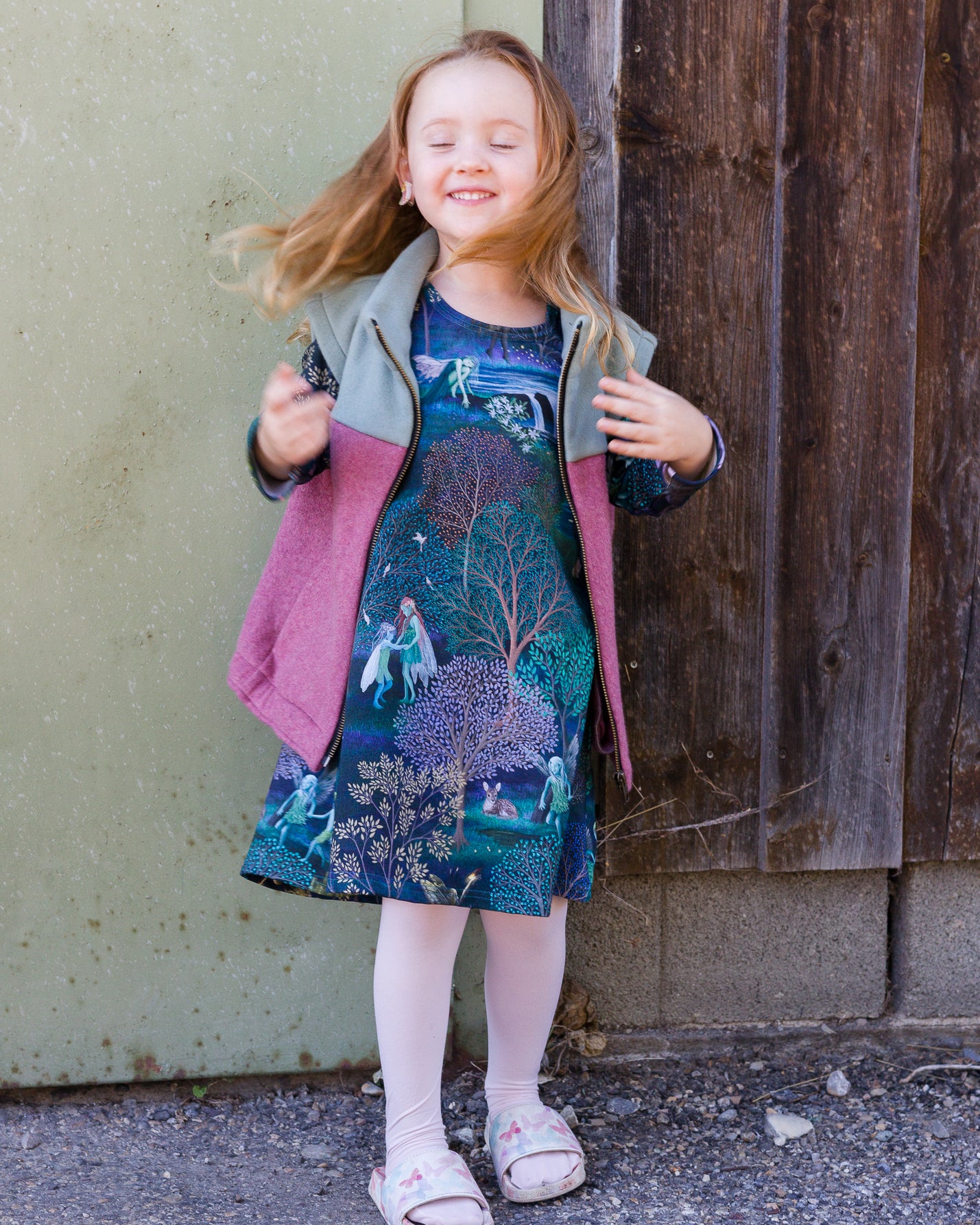 Ronja ist auf dem Foto fast 5 Jahre alt und trägt 'Adam' Größe 110/116 und 'Willi' Fleece Größe 110/116