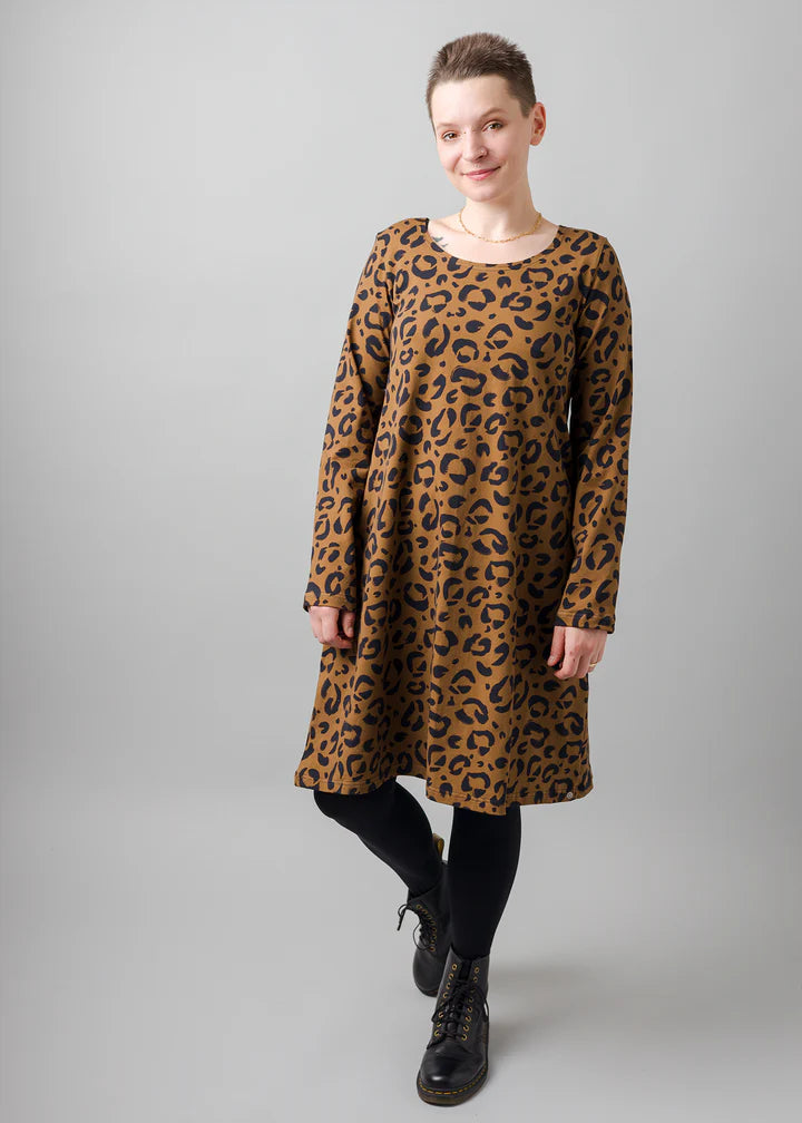 Melly trägt auf dem Foto 'Adam' Größe M, Muster elastisch 'Leobert'