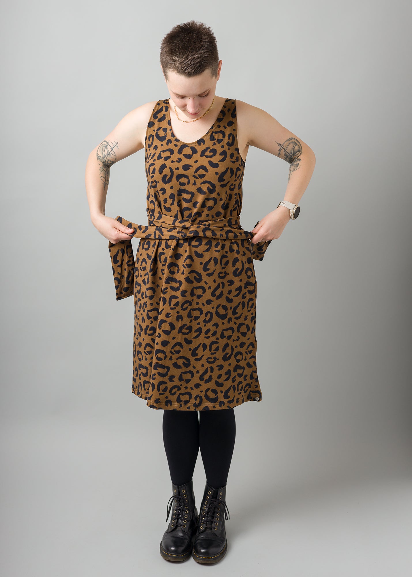 Melly trägt auf dem Foto 'Adam' Größe S, Muster elastisch 'Leobert'