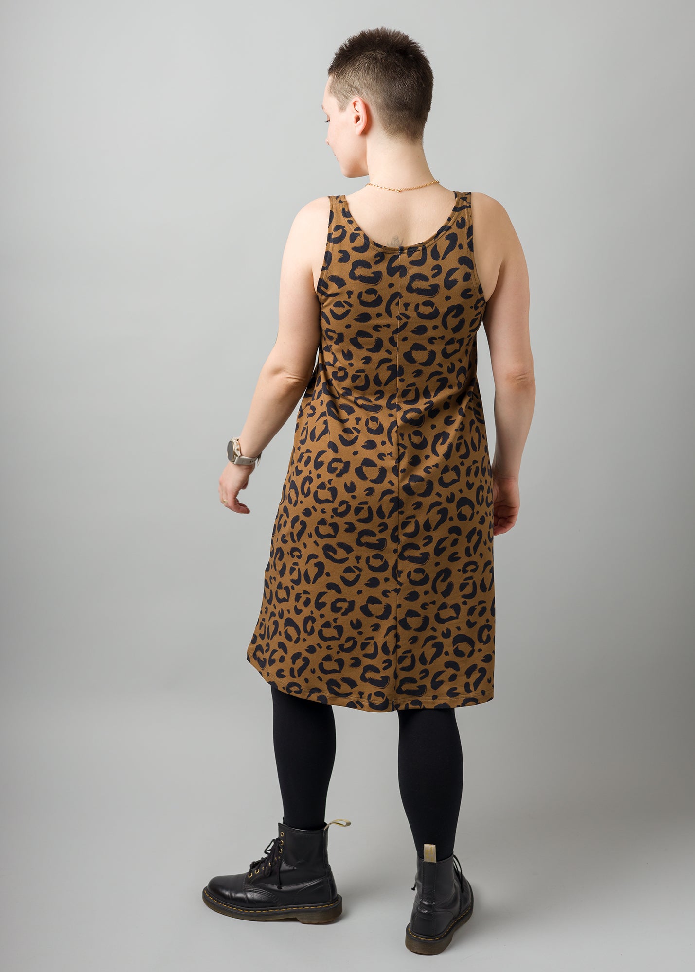 Melly trägt auf dem Foto 'Adam' Größe S, Muster elastisch 'Leobert'