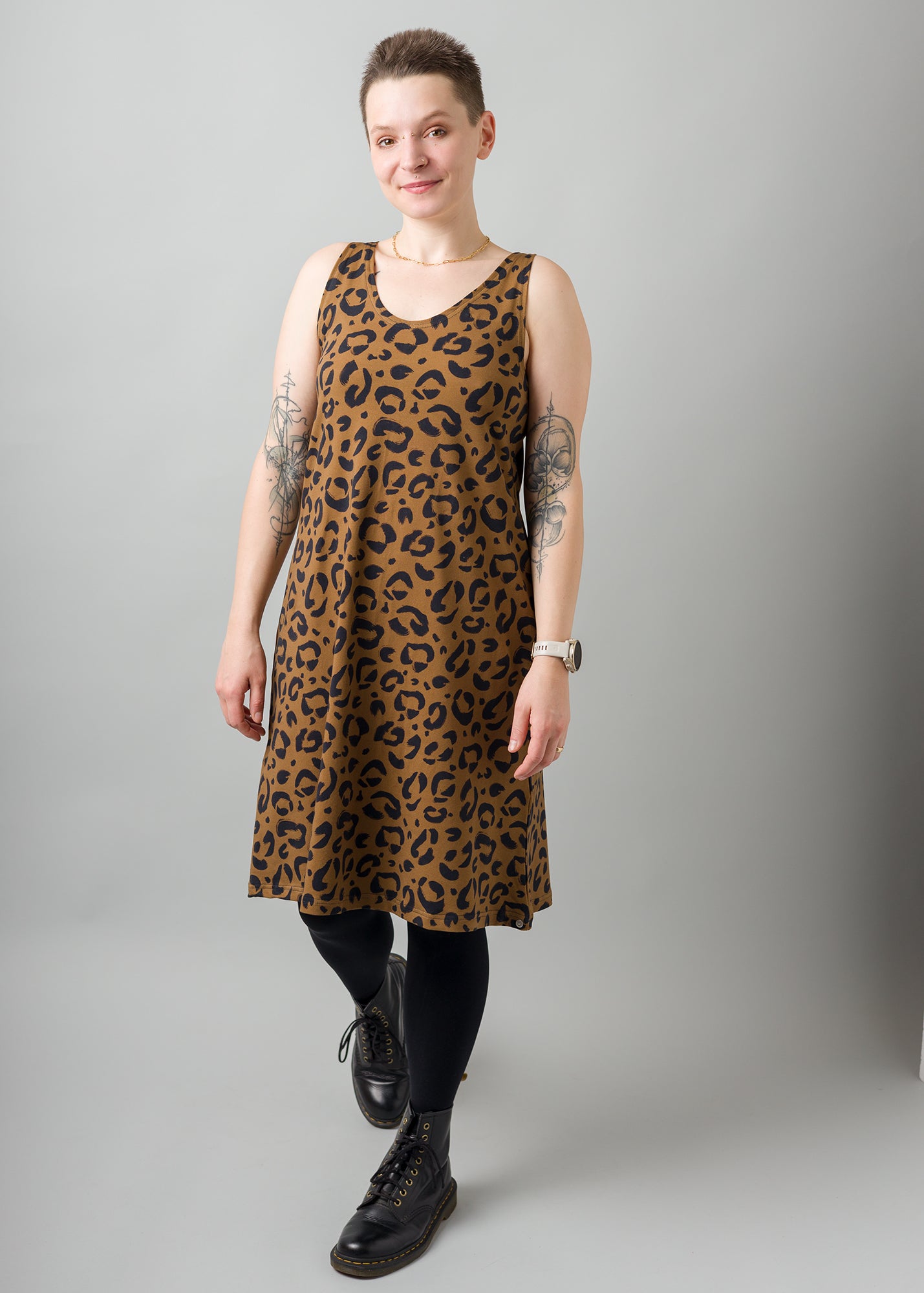 Melly trägt auf dem Foto 'Adam' Größe S, Muster elastisch 'Leobert'