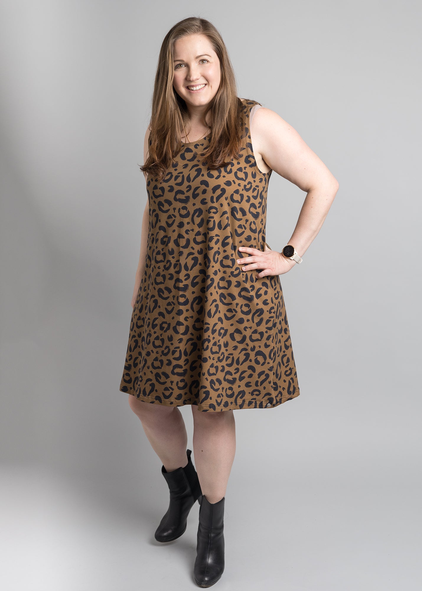 Dunja trägt auf dem Foto 'Adam' Größe XXXL, Muster elastisch 'Leobert'