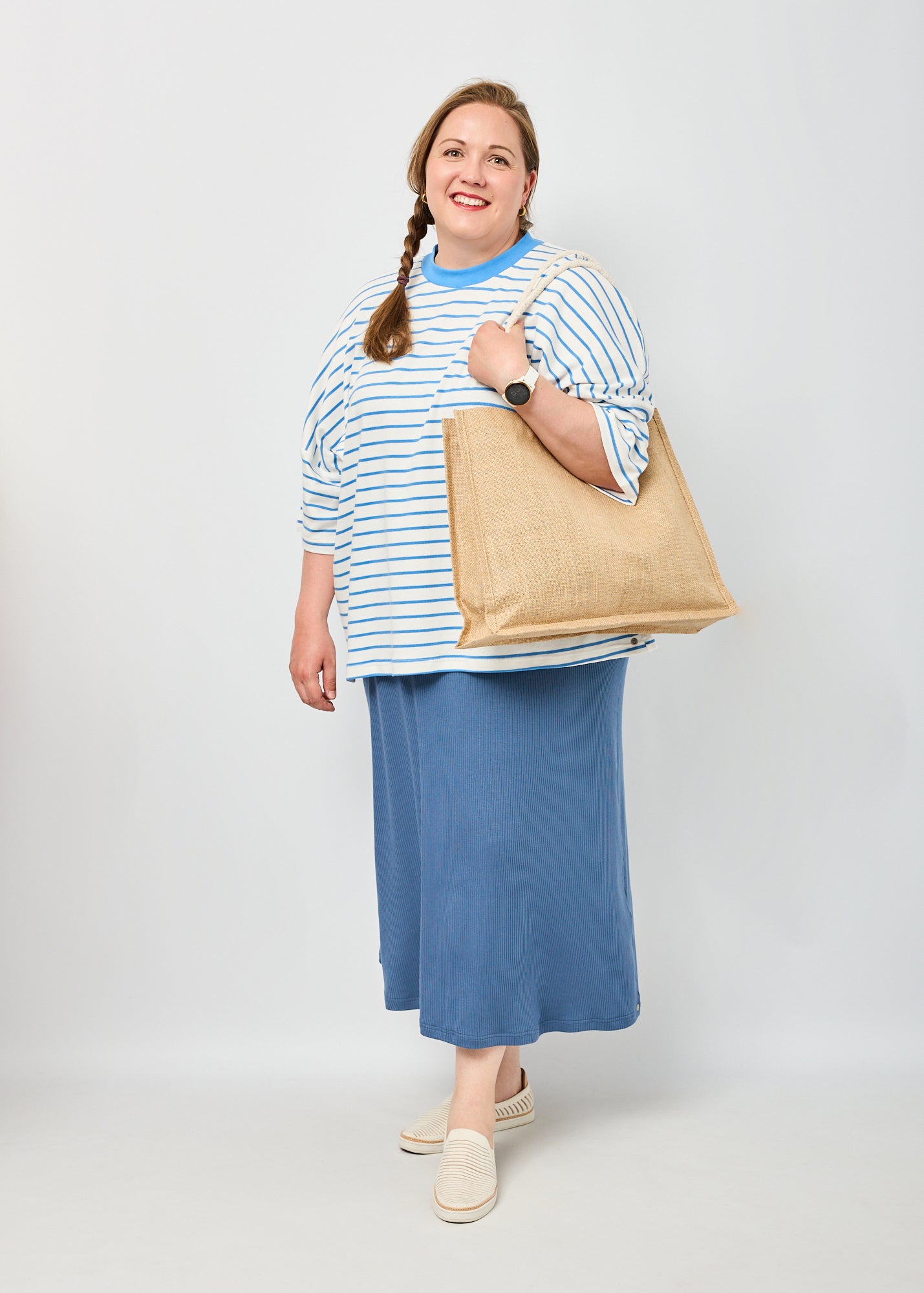 Dunja trägt das Kleid Adam hier in 3XL und das oversized Shirt Sammy in 4XL