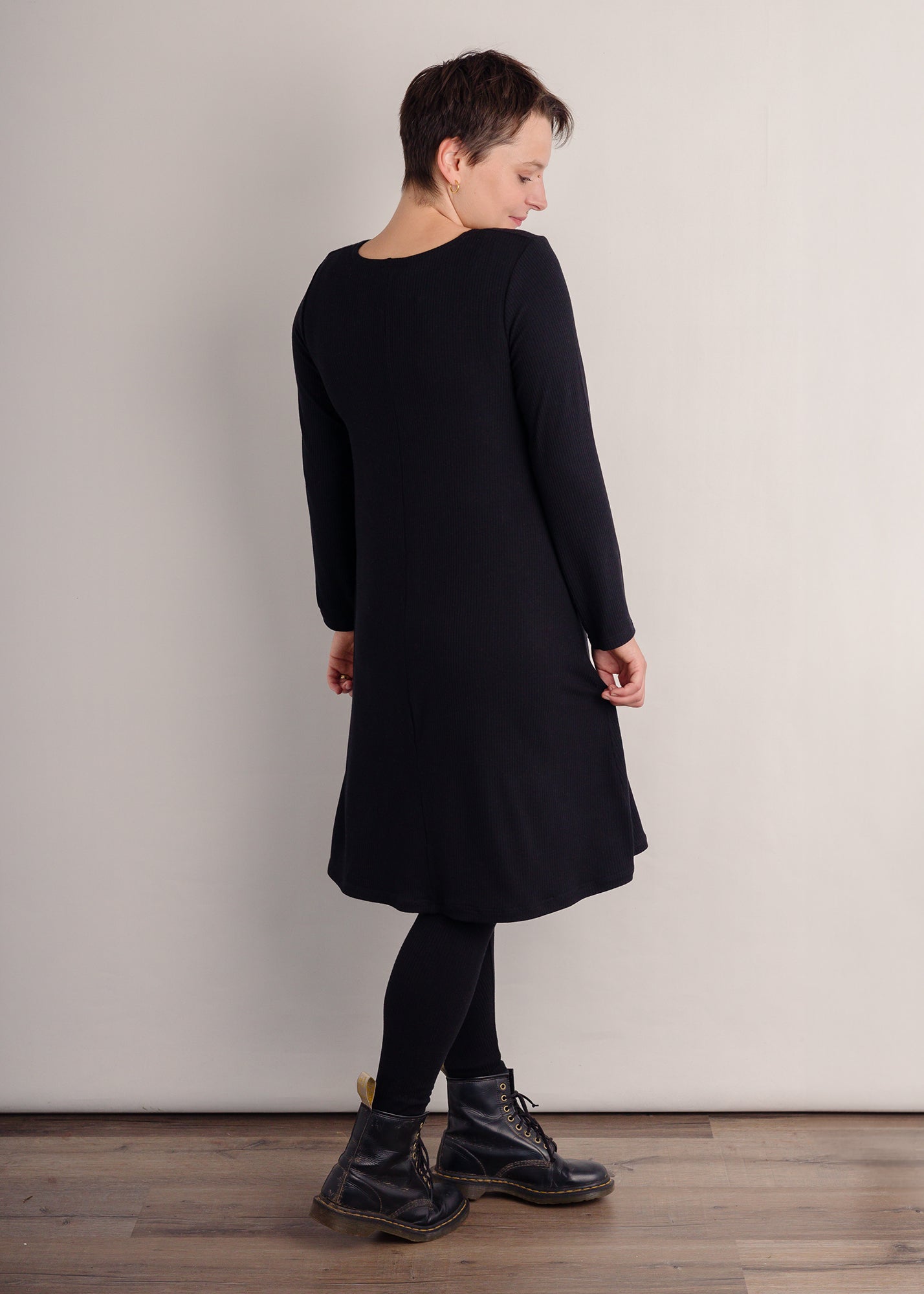 Melly trägt auf dem Foto 'Adam' Größe S, Rippjersey schwarz