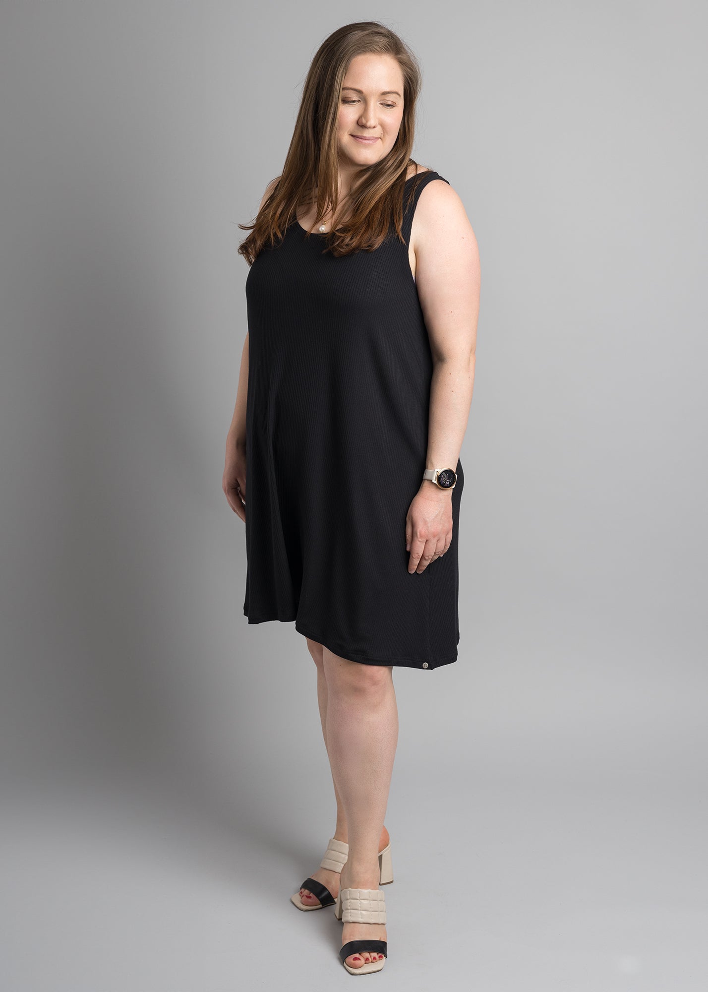 Dunja trägt auf dem Foto 'Adam' Größe XXXL, Rippjersey schwarz