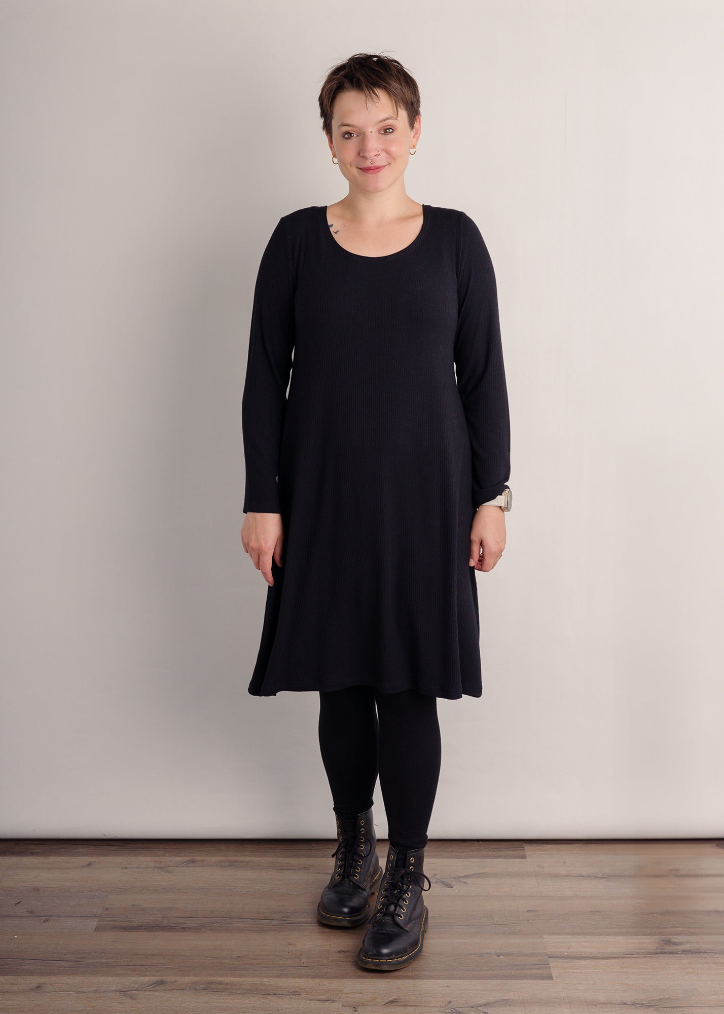 Melly trägt auf dem Foto 'Adam' Größe S, Rippjersey schwarz