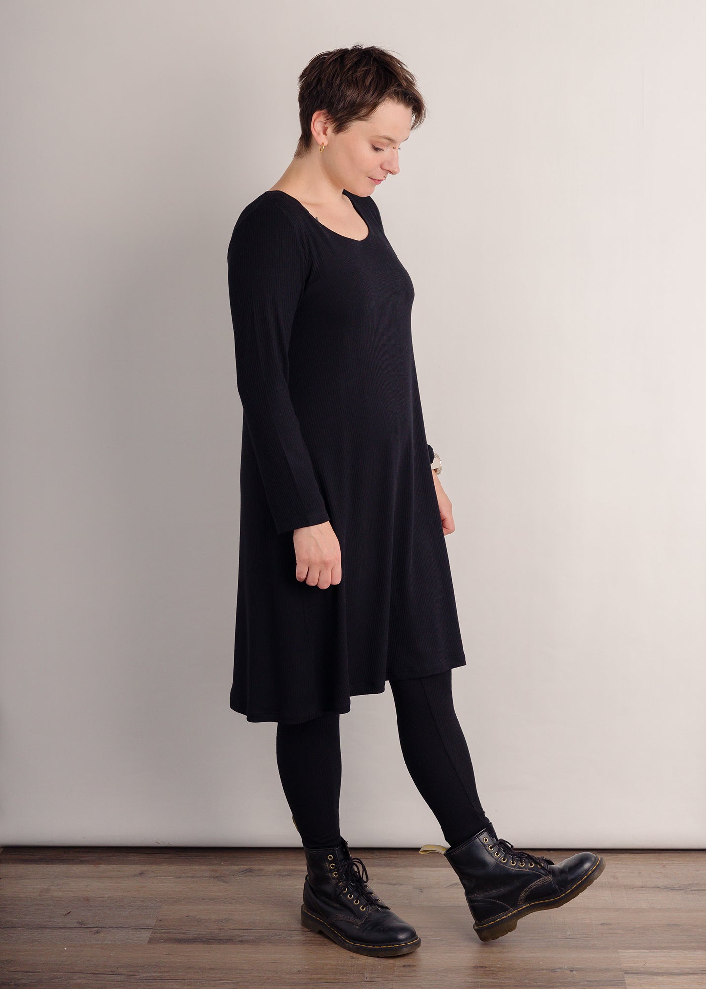 Melly trägt auf dem Foto 'Adam' Größe S, Rippjersey schwarz