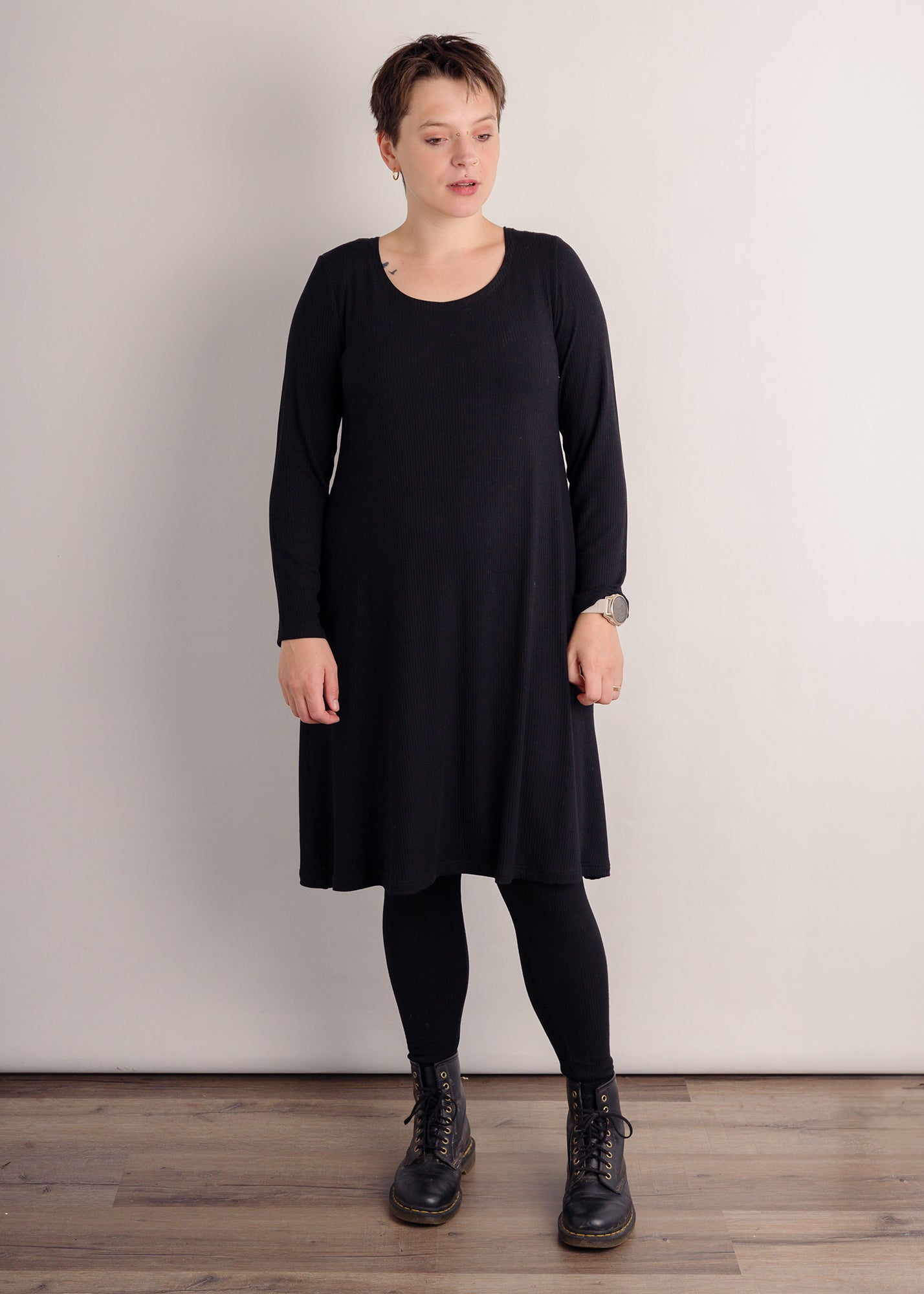 Melly trägt auf dem Foto 'Adam' Größe S, Rippjersey schwarz