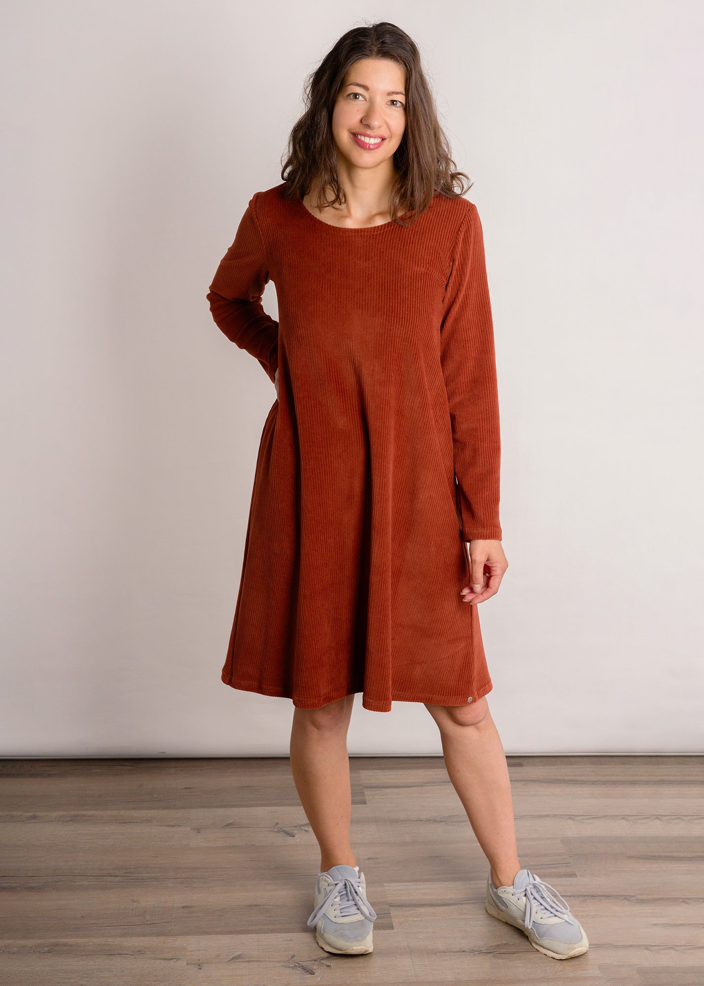 Mel trägt auf dem Foto 'Adam' Größe XS, Velvet-Cord rostrot