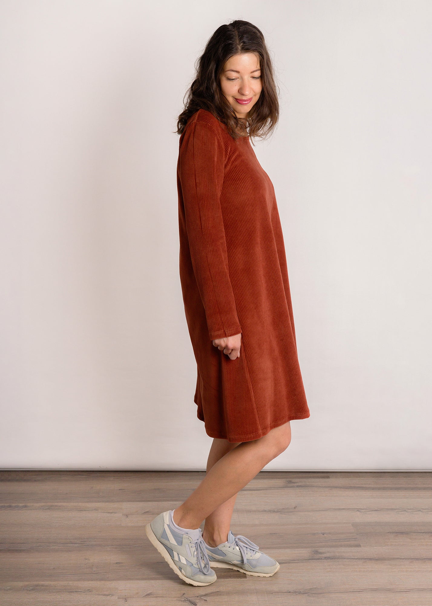 Mel trägt auf dem Foto 'Adam' Größe XS, Velvet-Cord rostrot