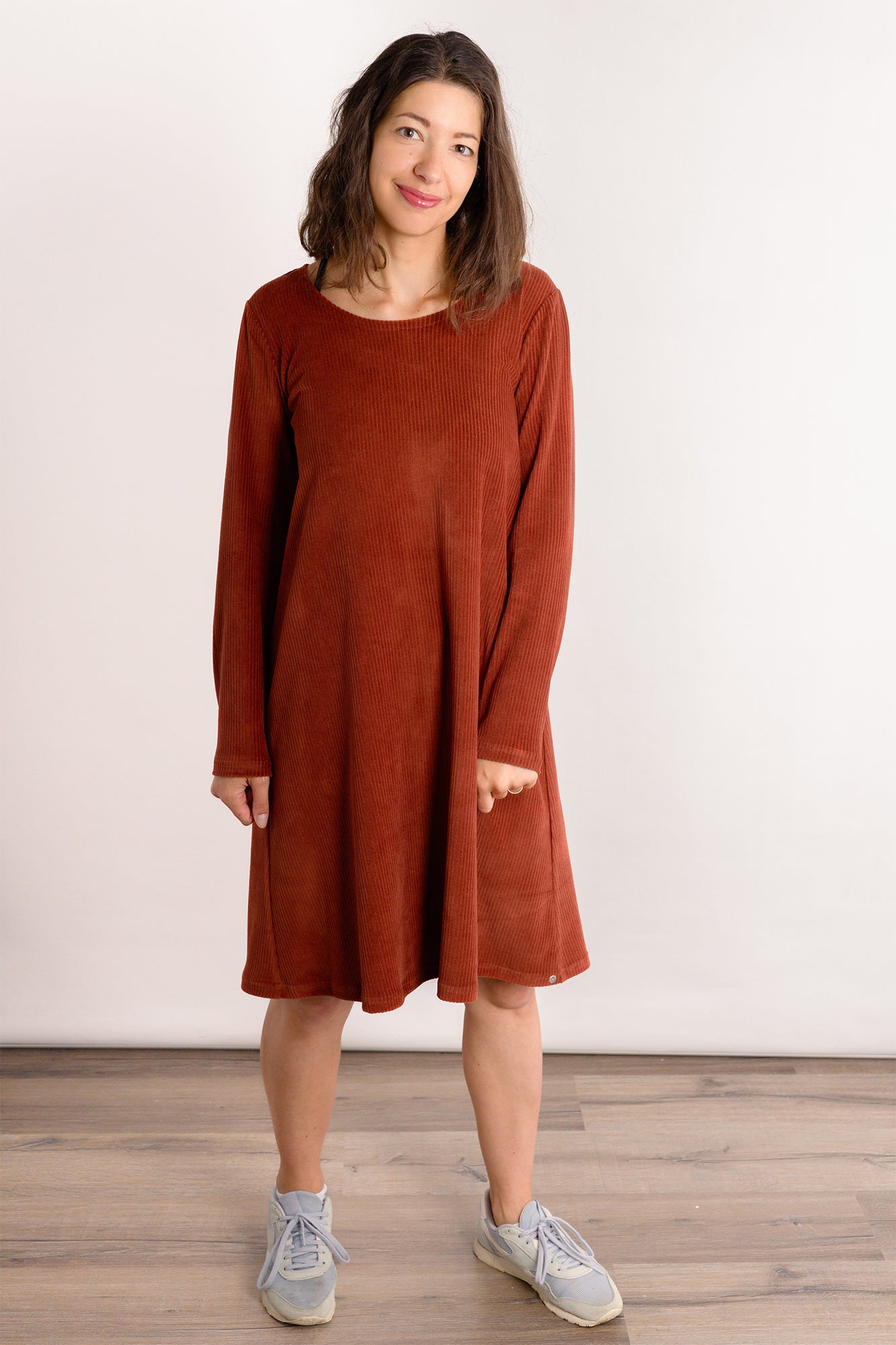 Mel trägt auf dem Foto 'Adam' Größe XS, Velvet-Cord rostrot